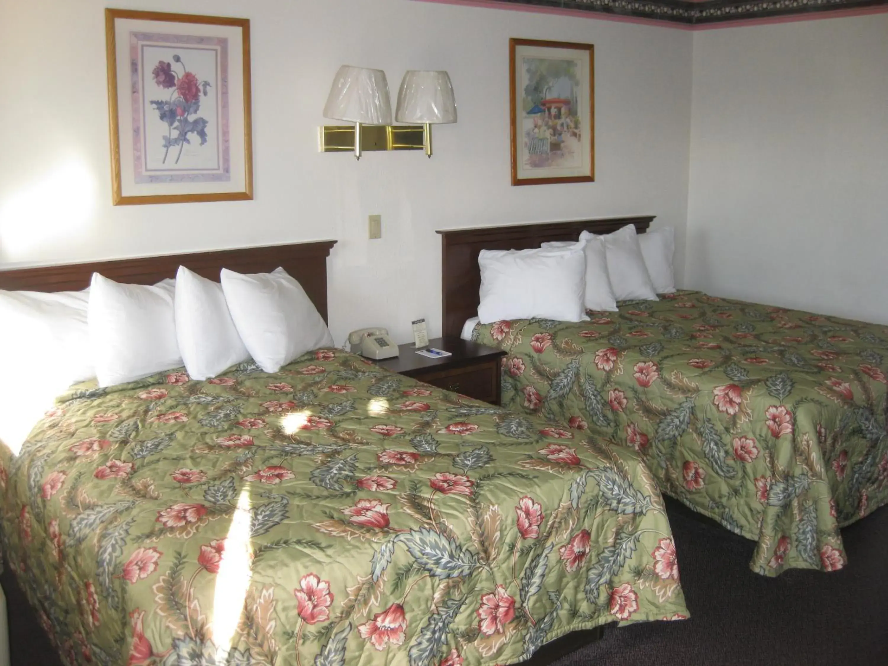 Bed in Sunrise Inn