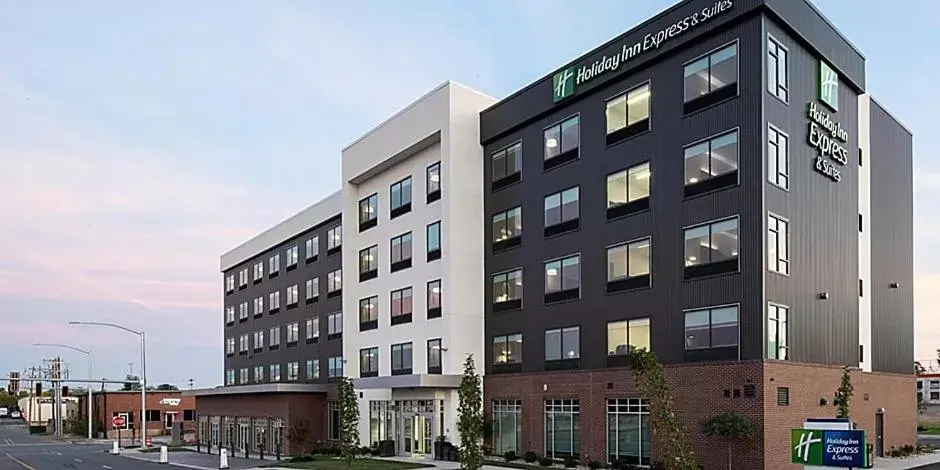 Property Building in Holiday Inn Express & Suites - Little Rock Downtown, an IHG Hotel
