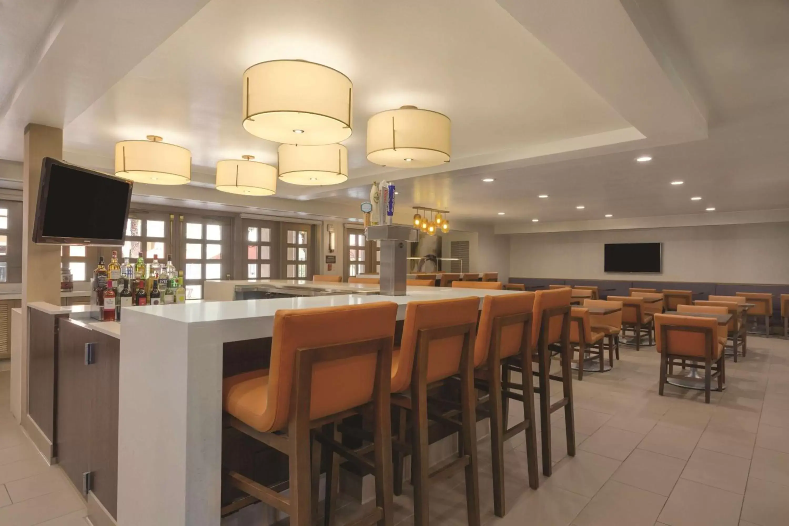 Lounge or bar in Hyatt House Cypress / Anaheim