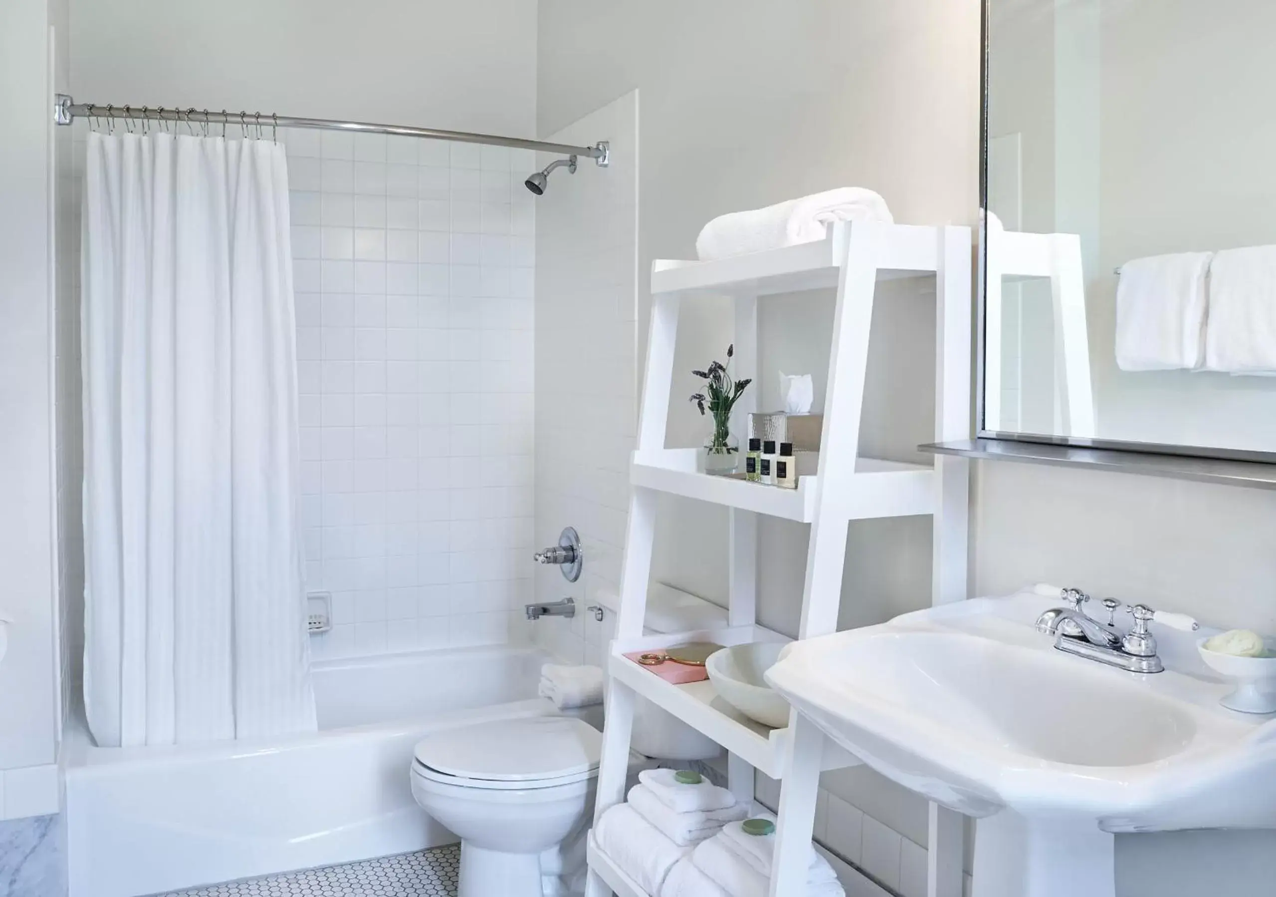 Shower, Bathroom in Inn at Carnall Hall