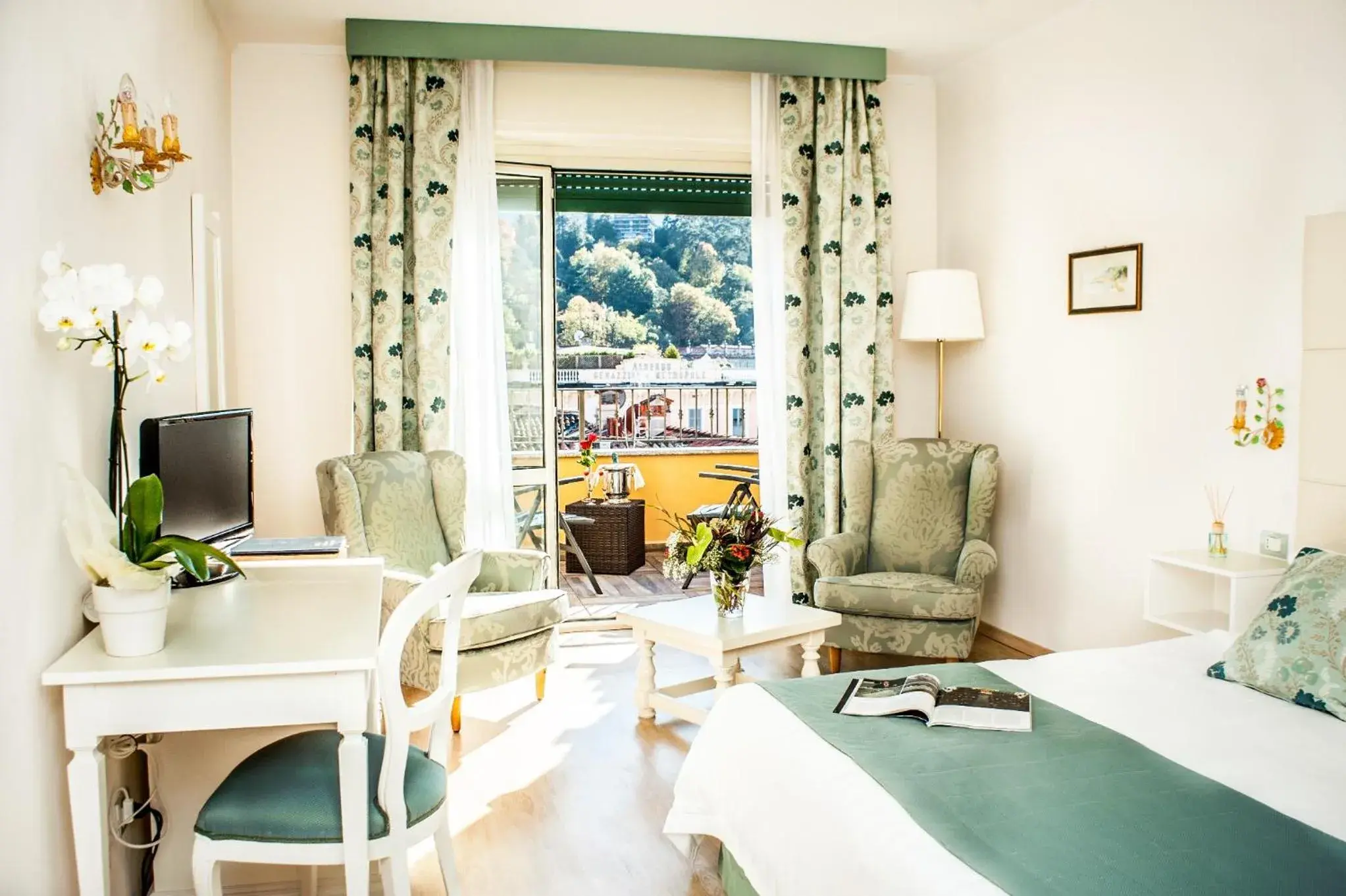 TV and multimedia, Seating Area in Hotel Du Lac