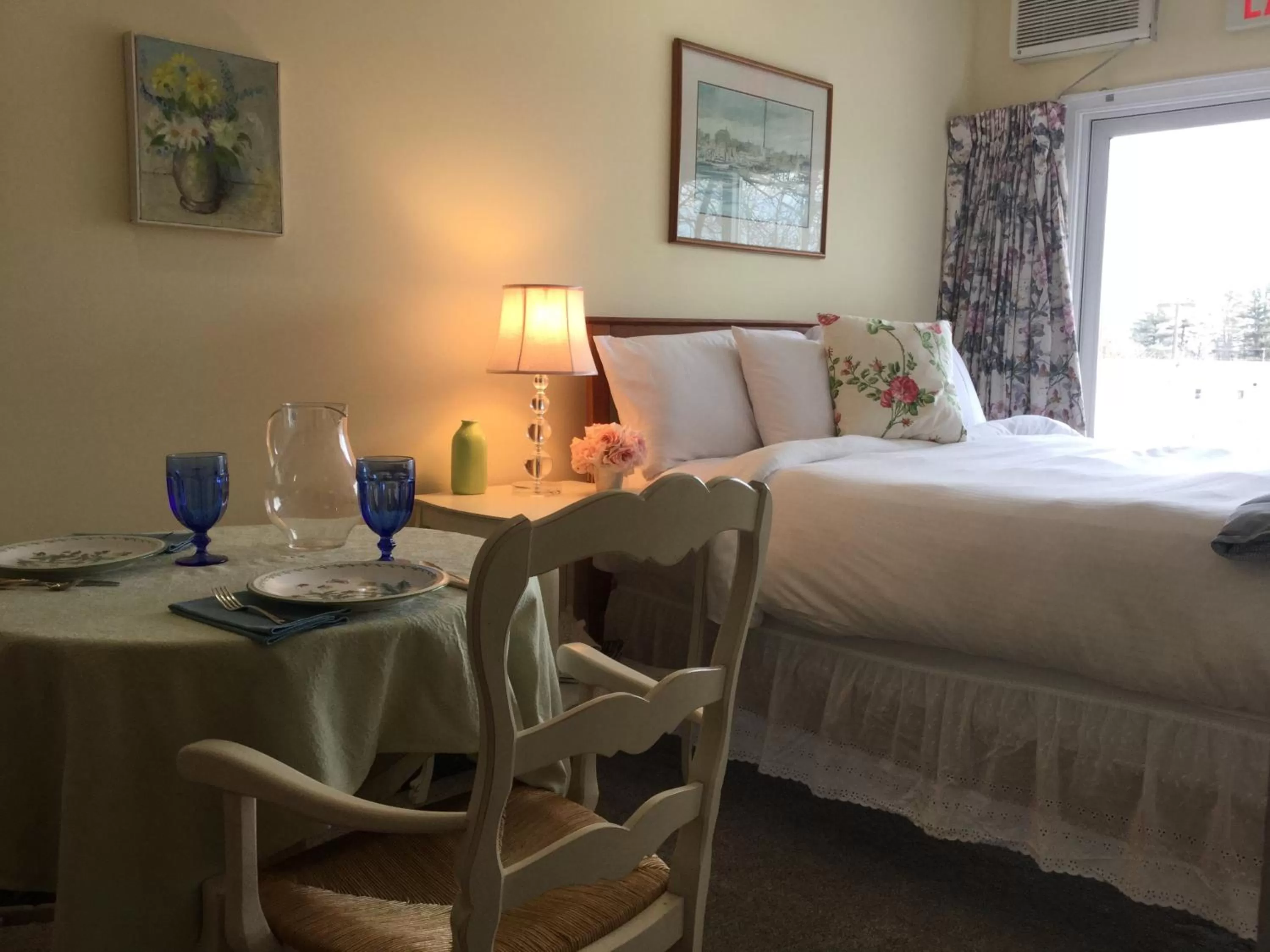 Bed in The Beach Rose Inn