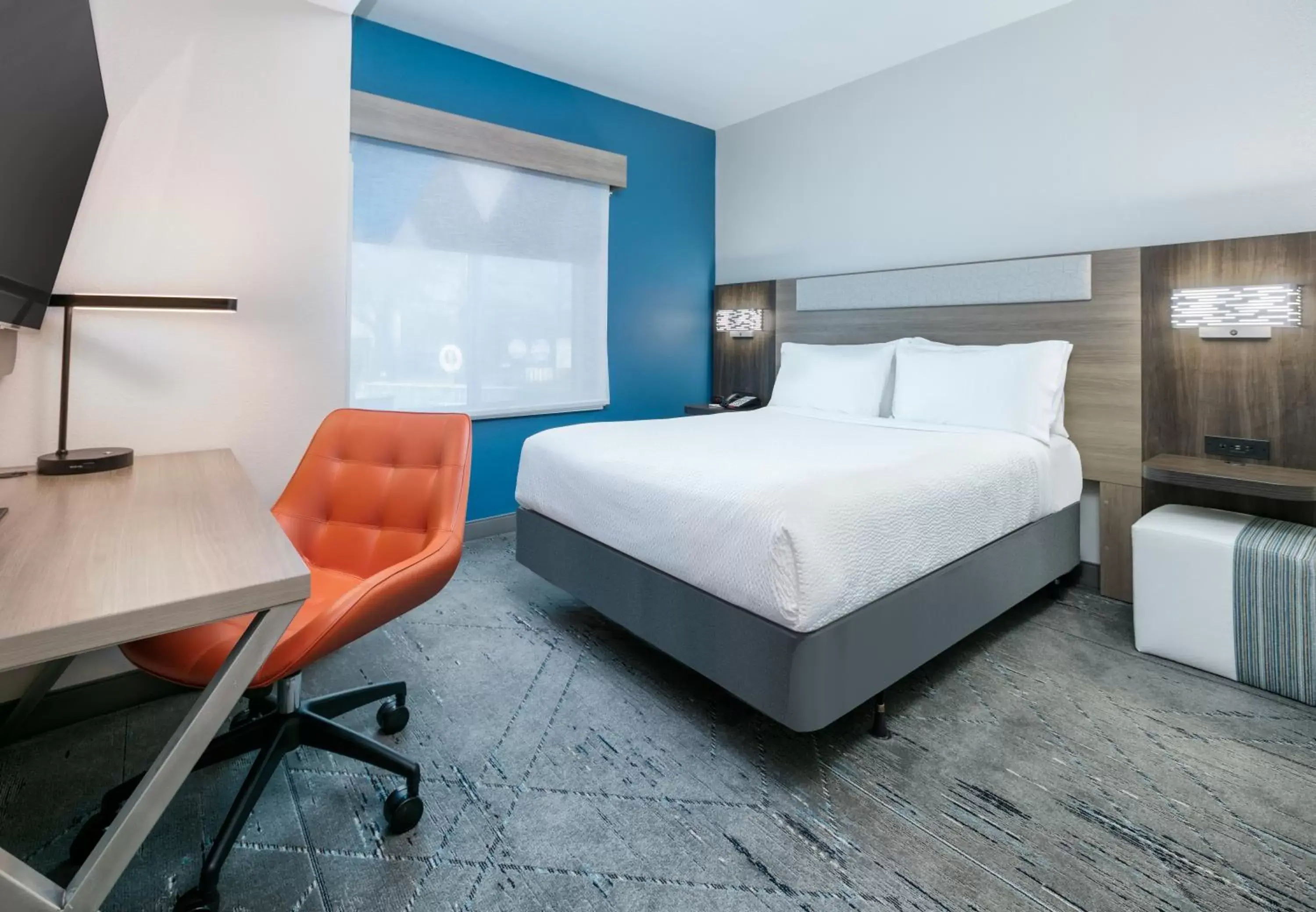 Bathroom, Bed in Holiday Inn Express & Suites - Dallas Park Central Northeast, an IHG Hotel