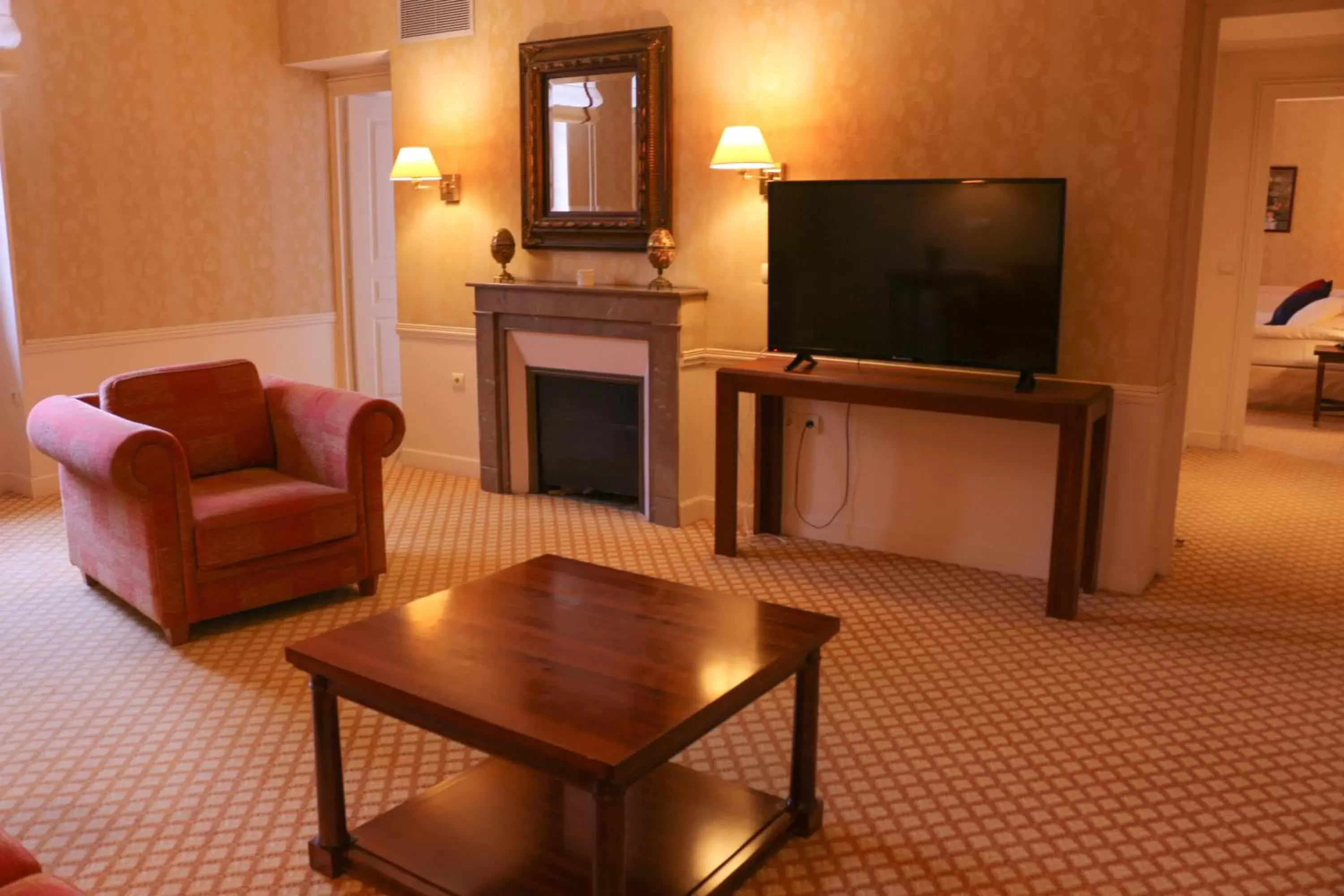 TV and multimedia, TV/Entertainment Center in Le Domaine des Roches, Hotel & Spa