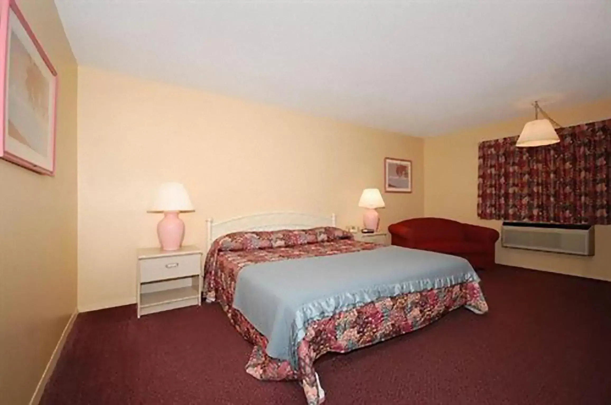 Bed in Americas Best Value Inn Webster City