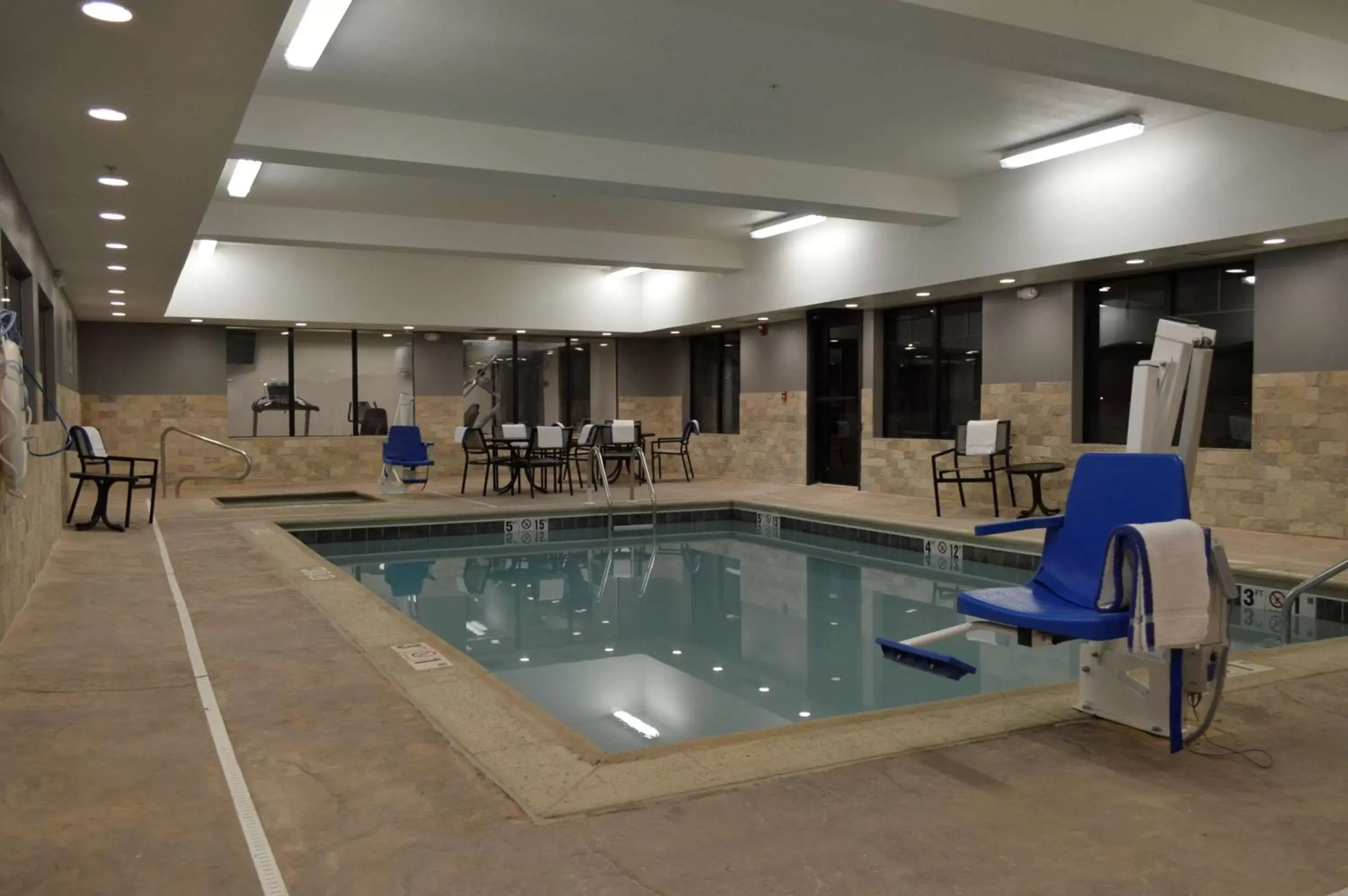 On site, Swimming Pool in Best Western Plus Stevens County Inn