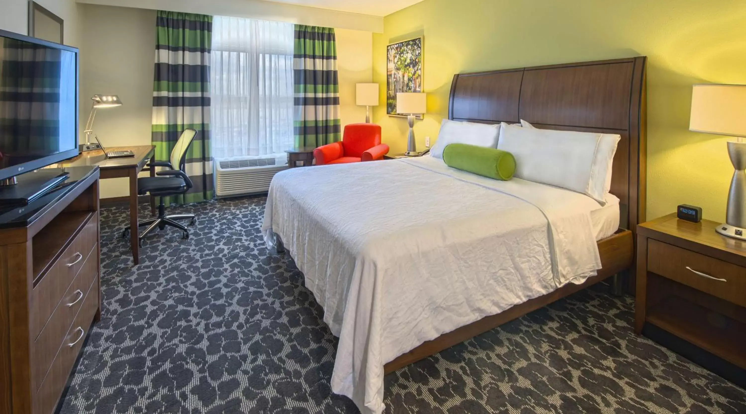 Bed in Hilton Garden Inn Charleston Waterfront/Downtown