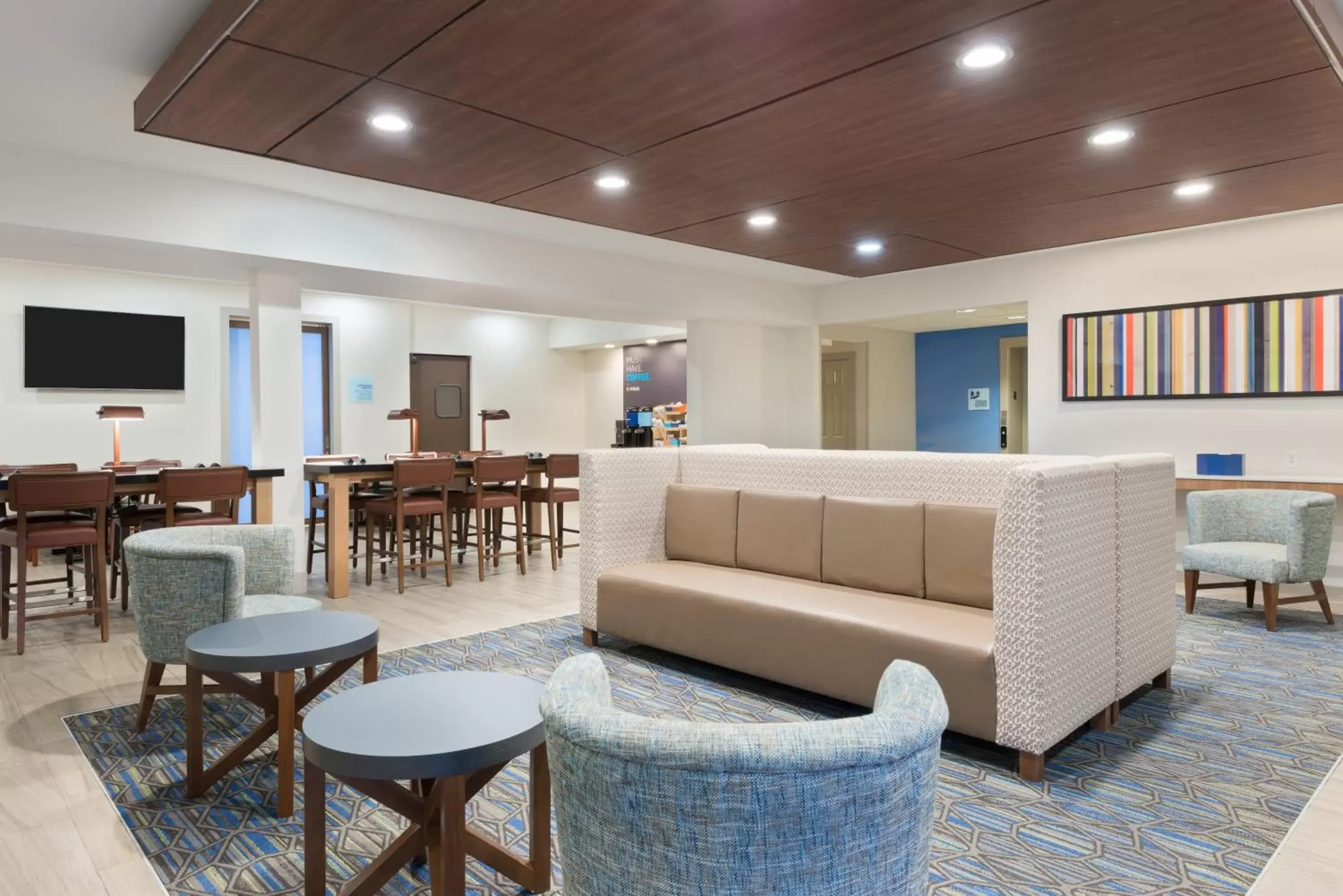 Property building, Lounge/Bar in Holiday Inn Express & Suites - Columbus Airport East, an IHG Hotel