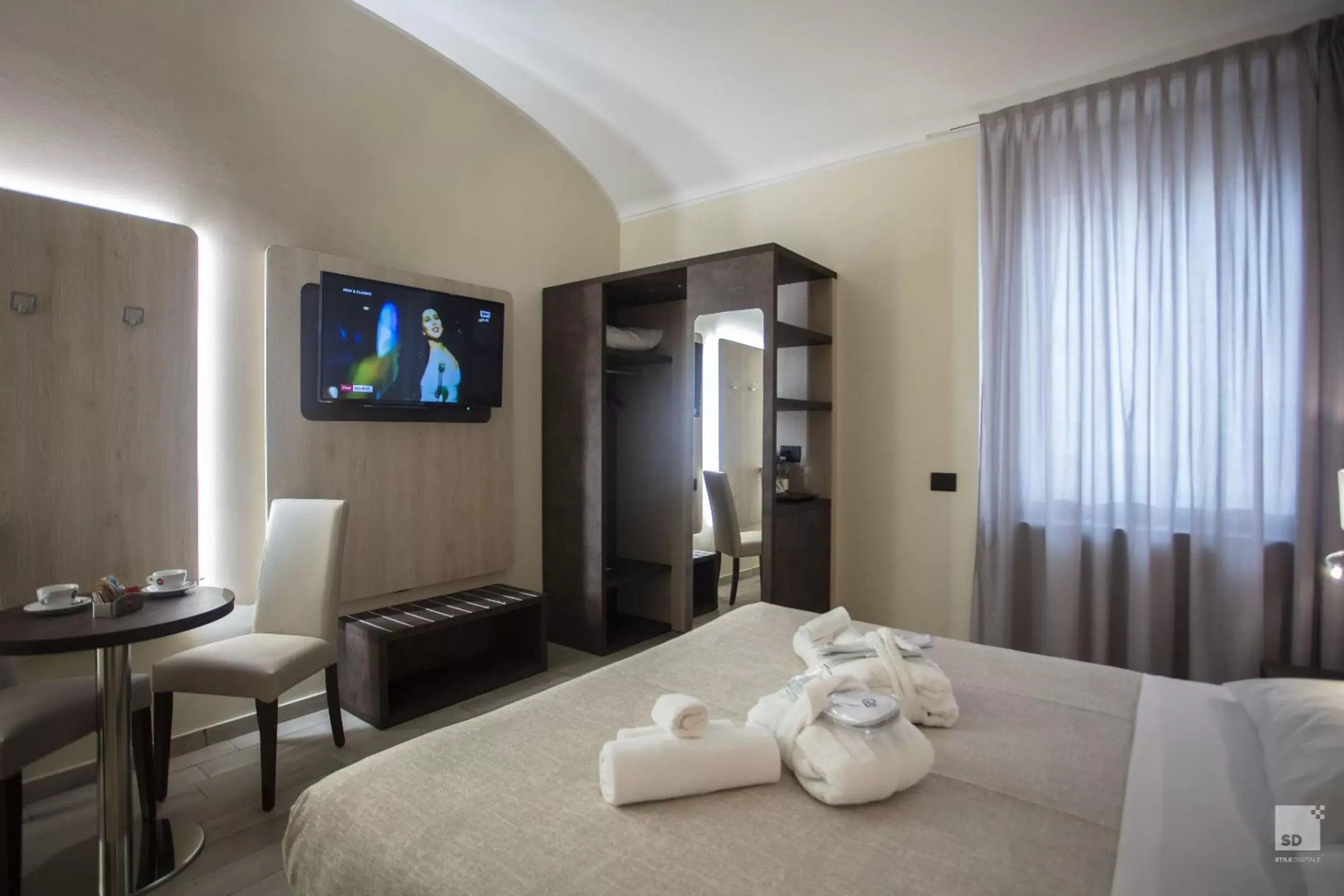 Bed, TV/Entertainment Center in Hotel Diplomatic