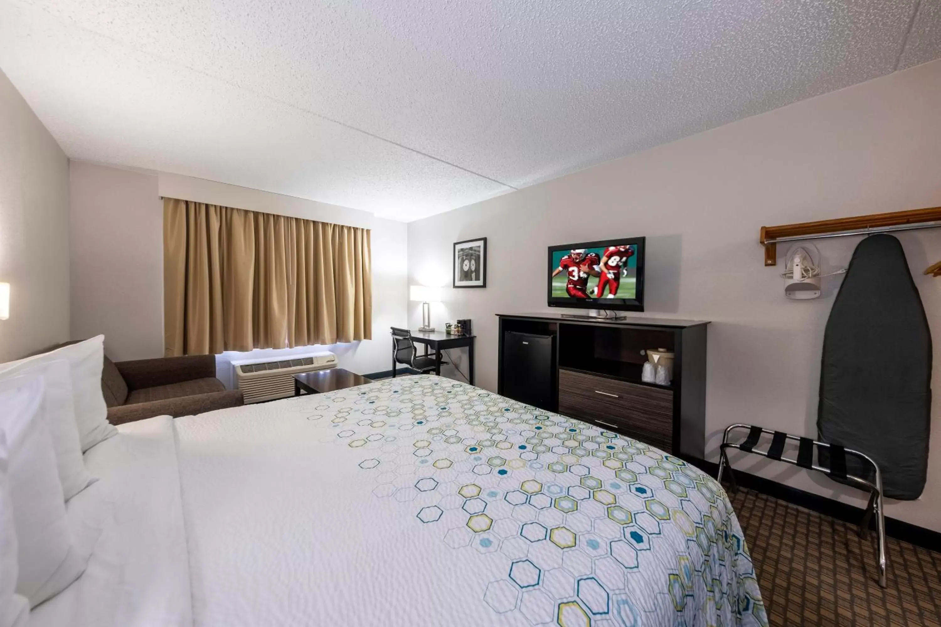 Photo of the whole room, Bed in HomeTown Inn by Red Roof East Syracuse Photo of the whole room, Bed in HomeTown Inn by Red Roof East Syracuse