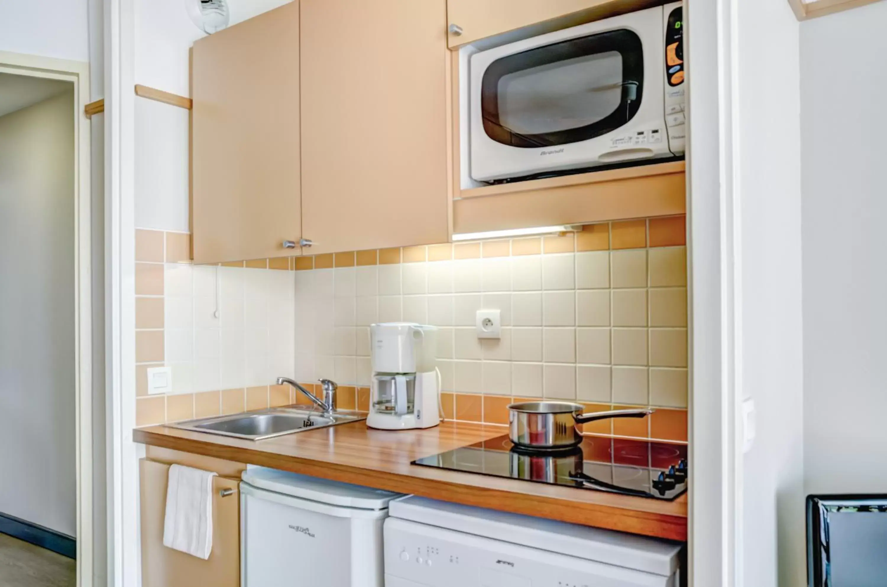 Kitchen or kitchenette, Kitchen/Kitchenette in Pierre & Vacances Le Moulin des Cordeliers