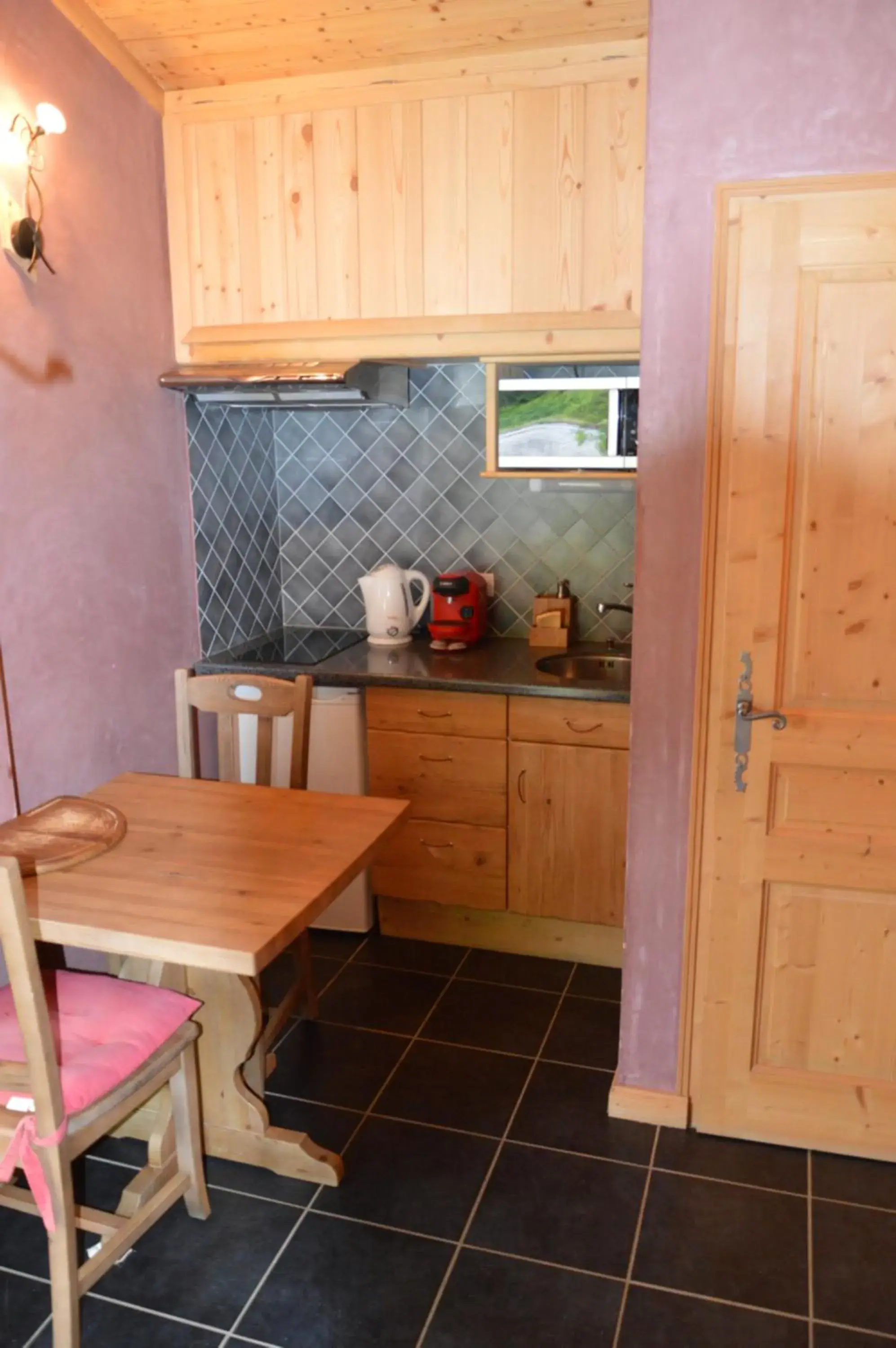 Dining area, Kitchen/Kitchenette in Le Relais Du Mont Blanc