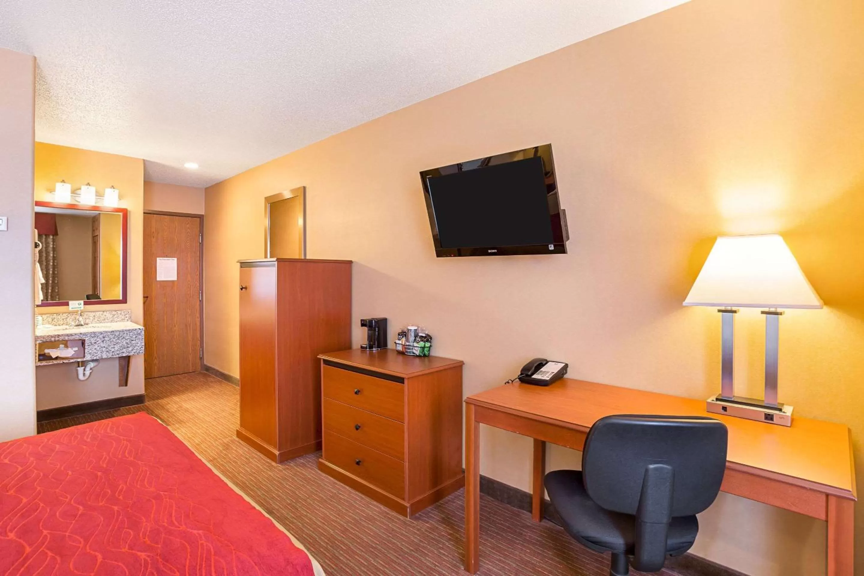 Photo of the whole room, Bed in Quality Inn York