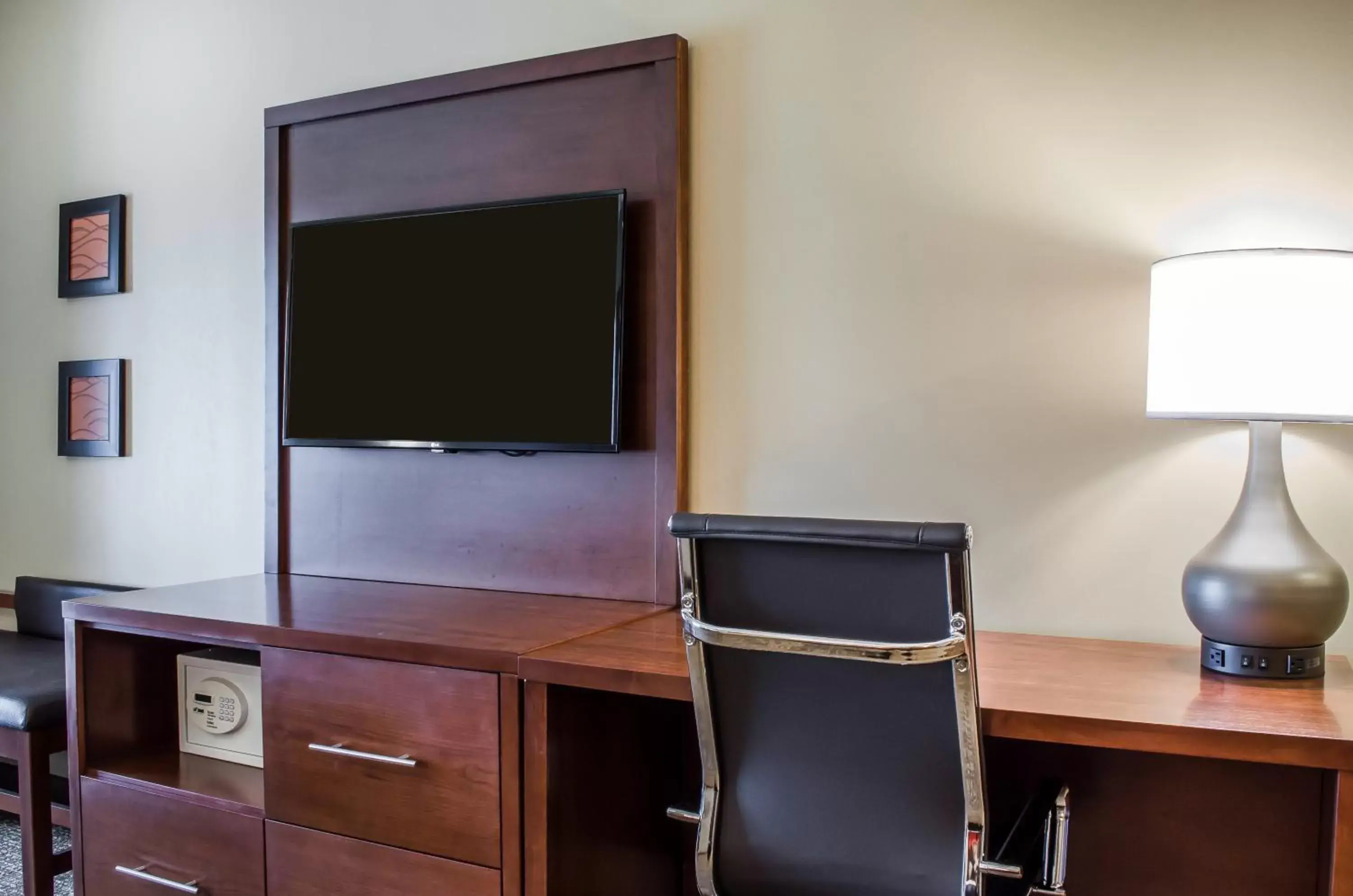 TV and multimedia, TV/Entertainment Center in Comfort Suites Manheim - Lancaster