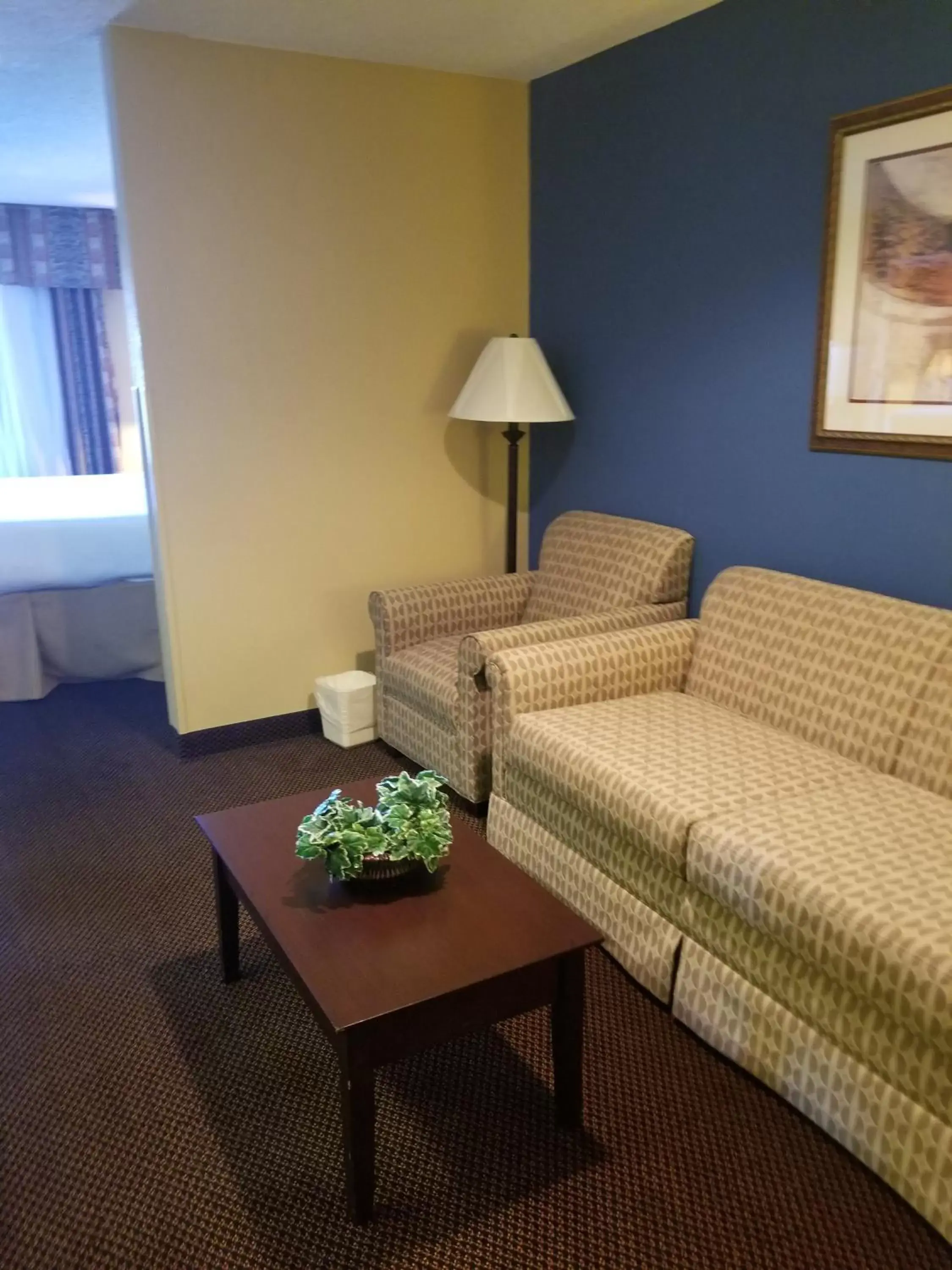 Photo of the whole room, Seating Area in Days Inn by Wyndham Tulsa Central