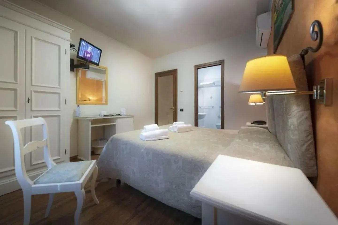 TV and multimedia, Bed in Hotel Arcobaleno Siena