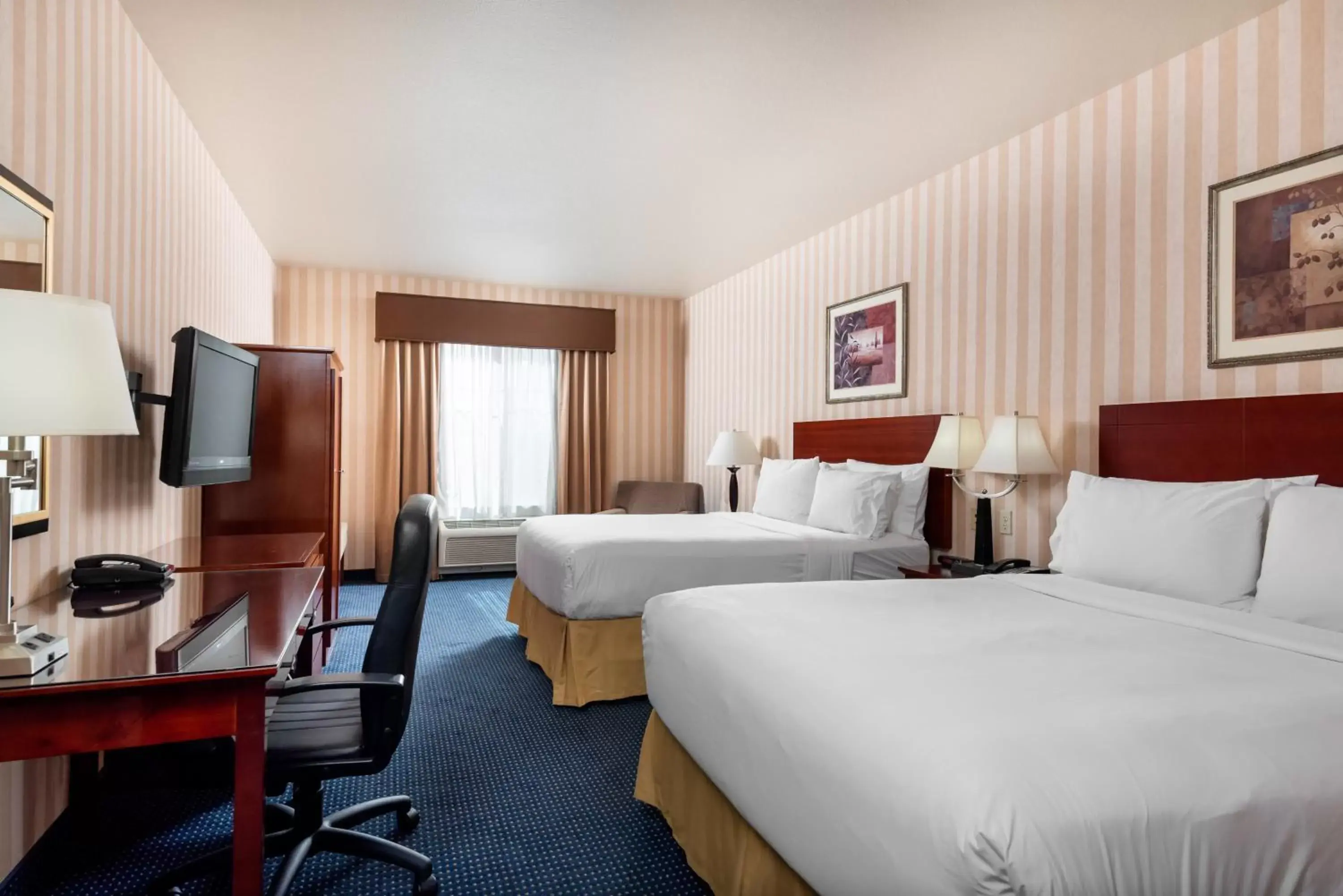 Photo of the whole room, Bed in Holiday Inn Express Lathrop - South Stockton, an IHG Hotel