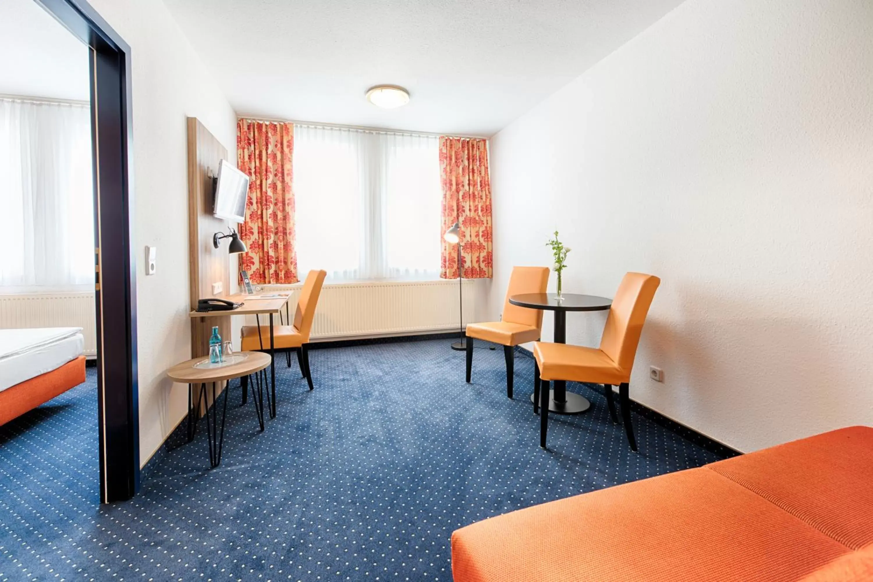 Photo of the whole room, Seating Area in ACHAT Hotel Dresden Altstadt