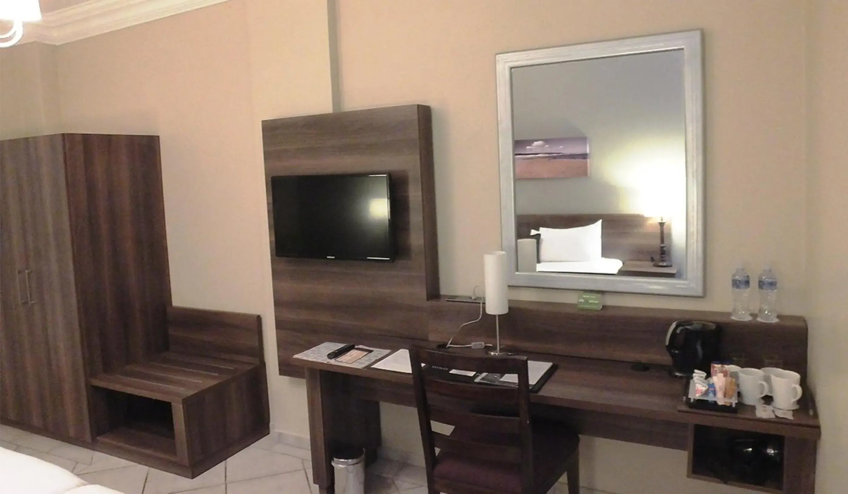 TV and multimedia, TV/Entertainment Center in Premier Hotel The Richards