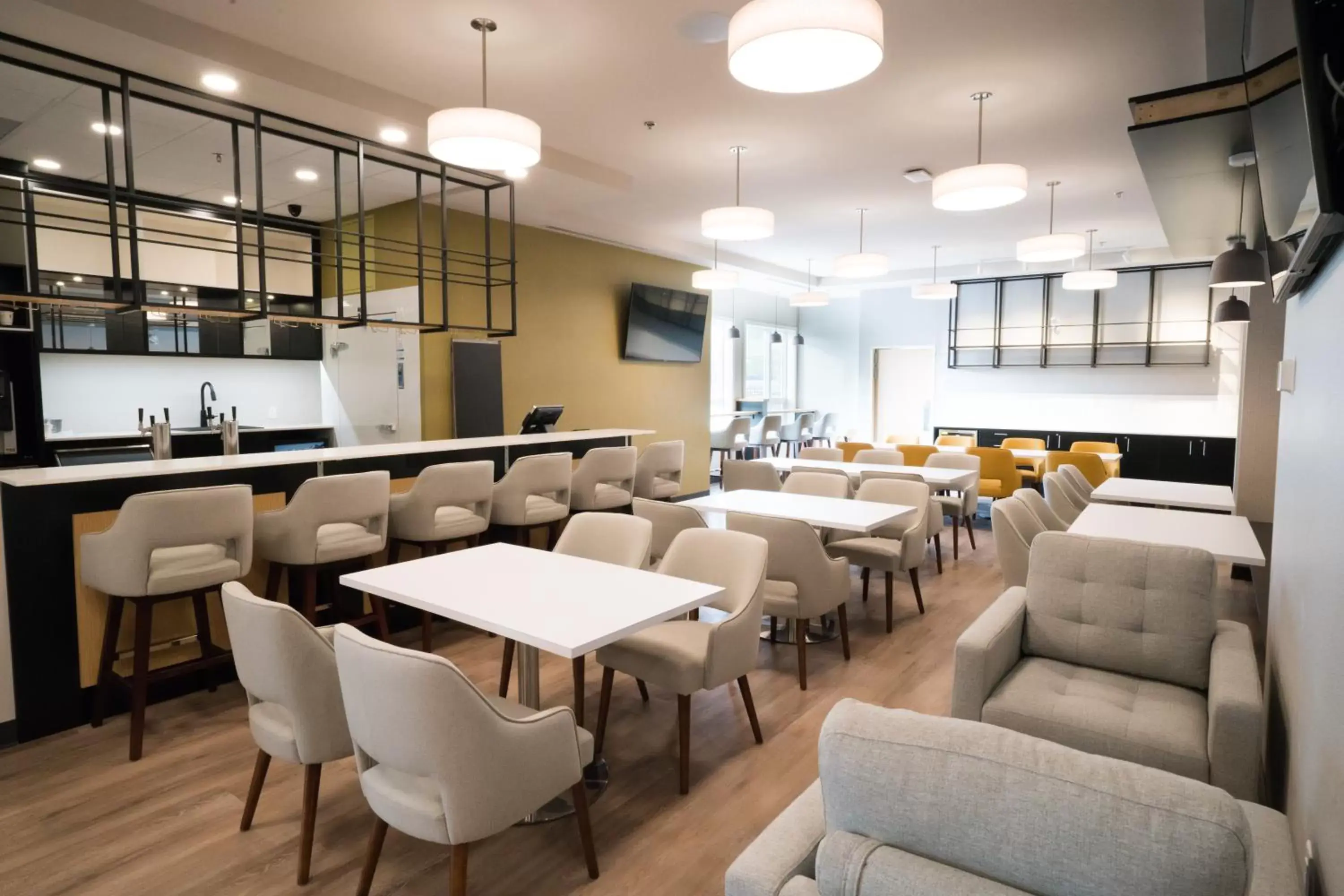 Restaurant/places to eat, Lounge/Bar in Microtel Inn & Suites by Wyndham Kelowna