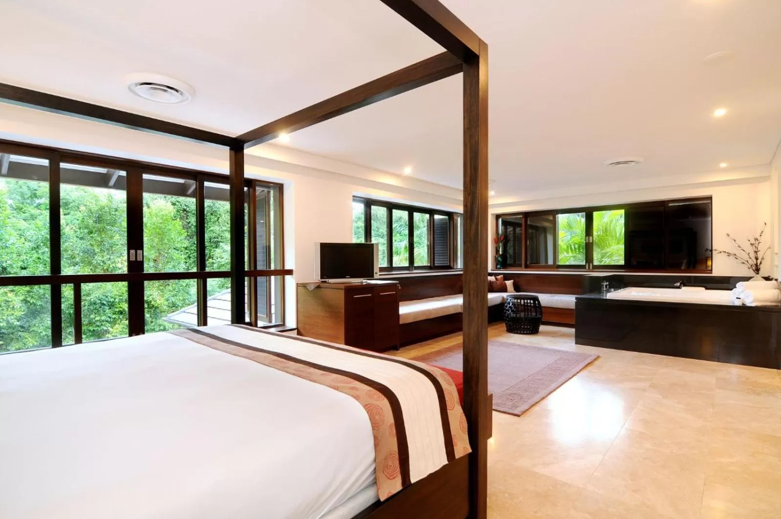 Photo of the whole room in Port Douglas Private Apartments in Temple