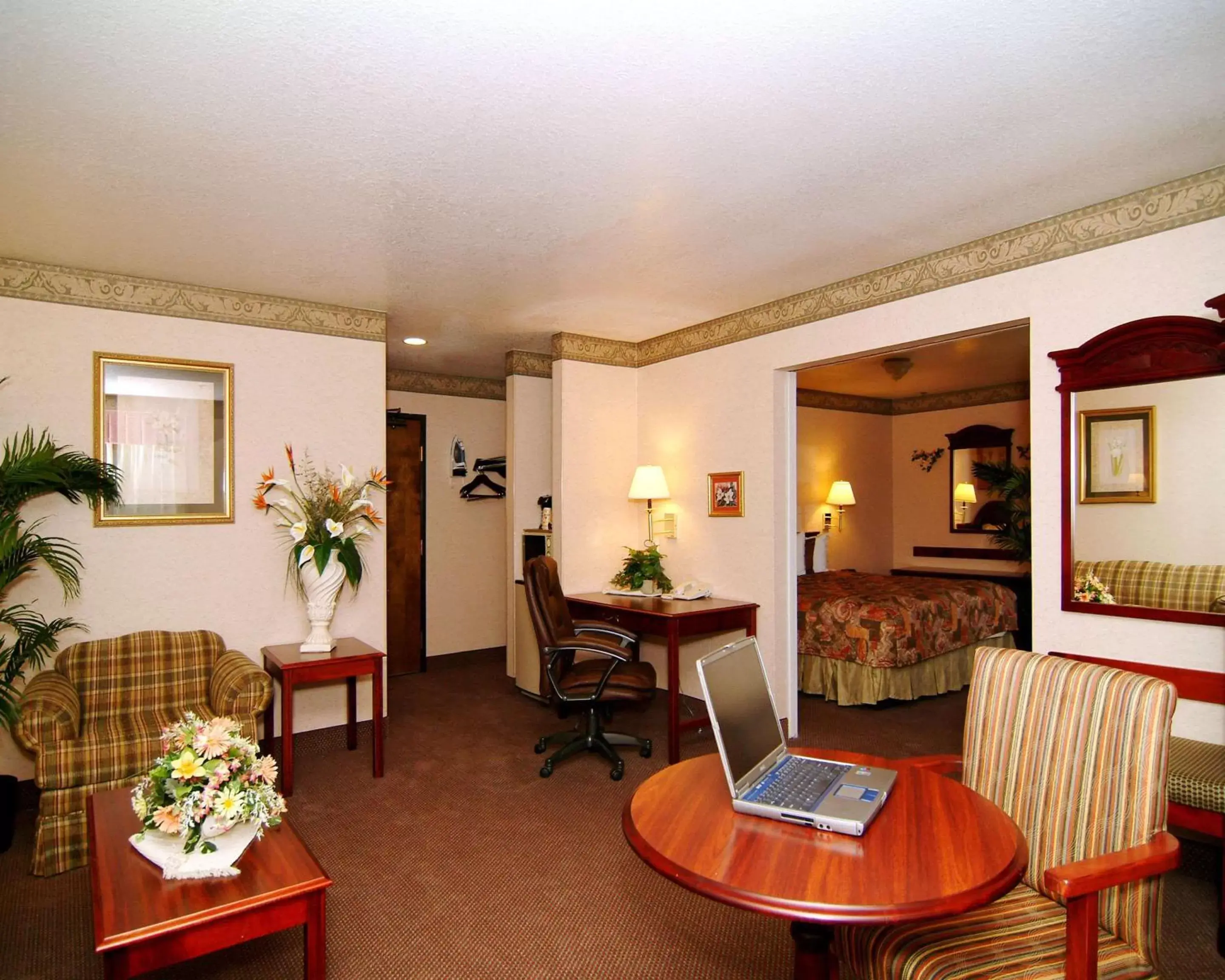 Photo of the whole room, Seating Area in Quality Inn Santa Clara Convention Center