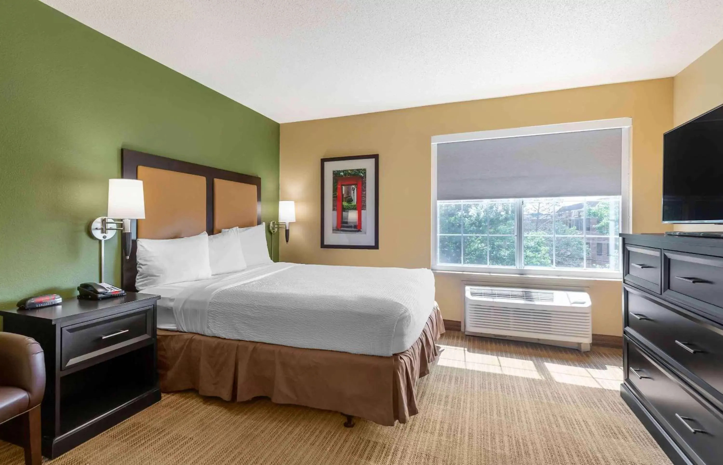 Bedroom, Bed in Extended Stay America Suites - Washington, DC - Tysons Corner