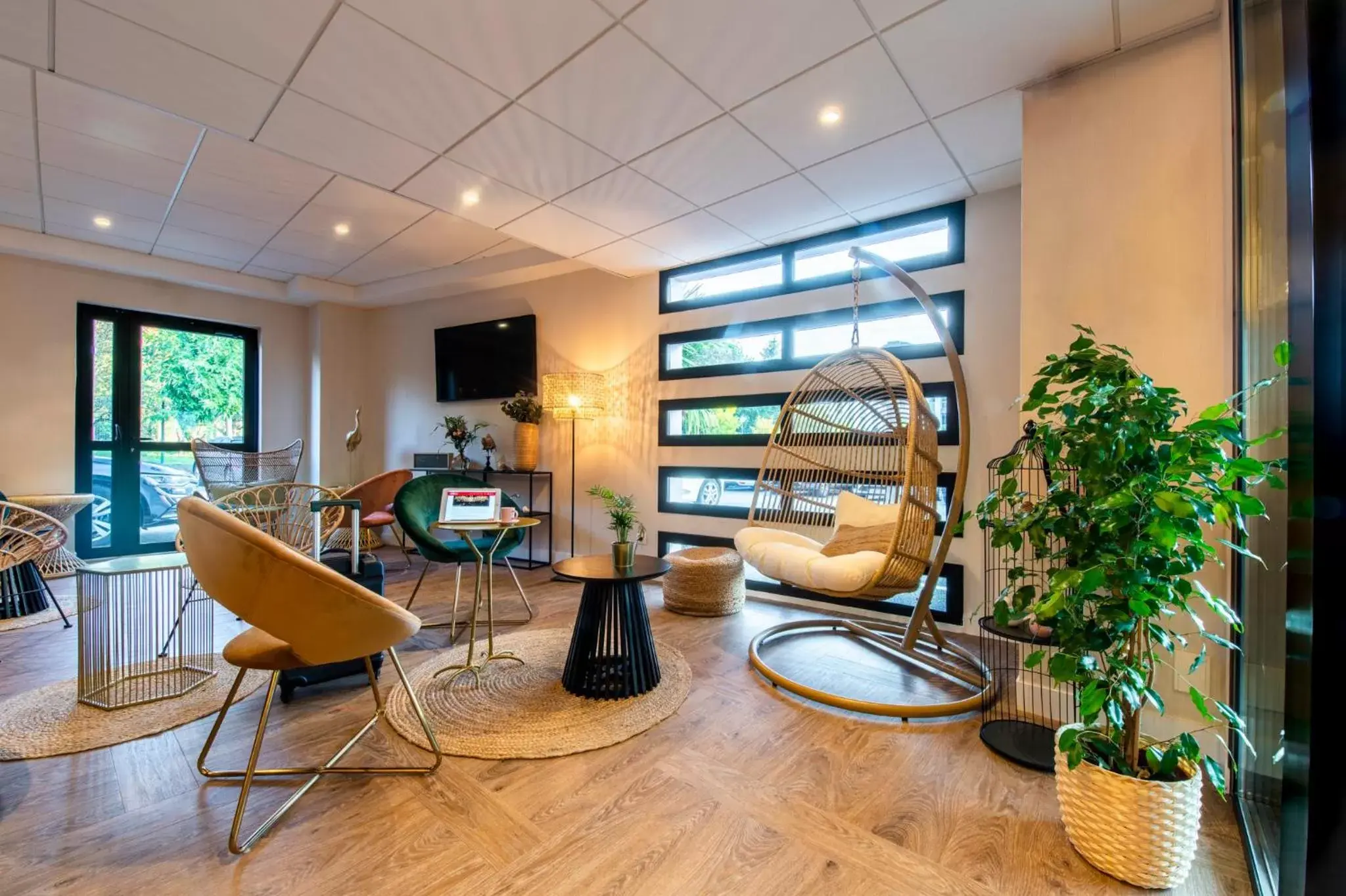 Communal lounge/ TV room in ibis Styles Rennes Cesson