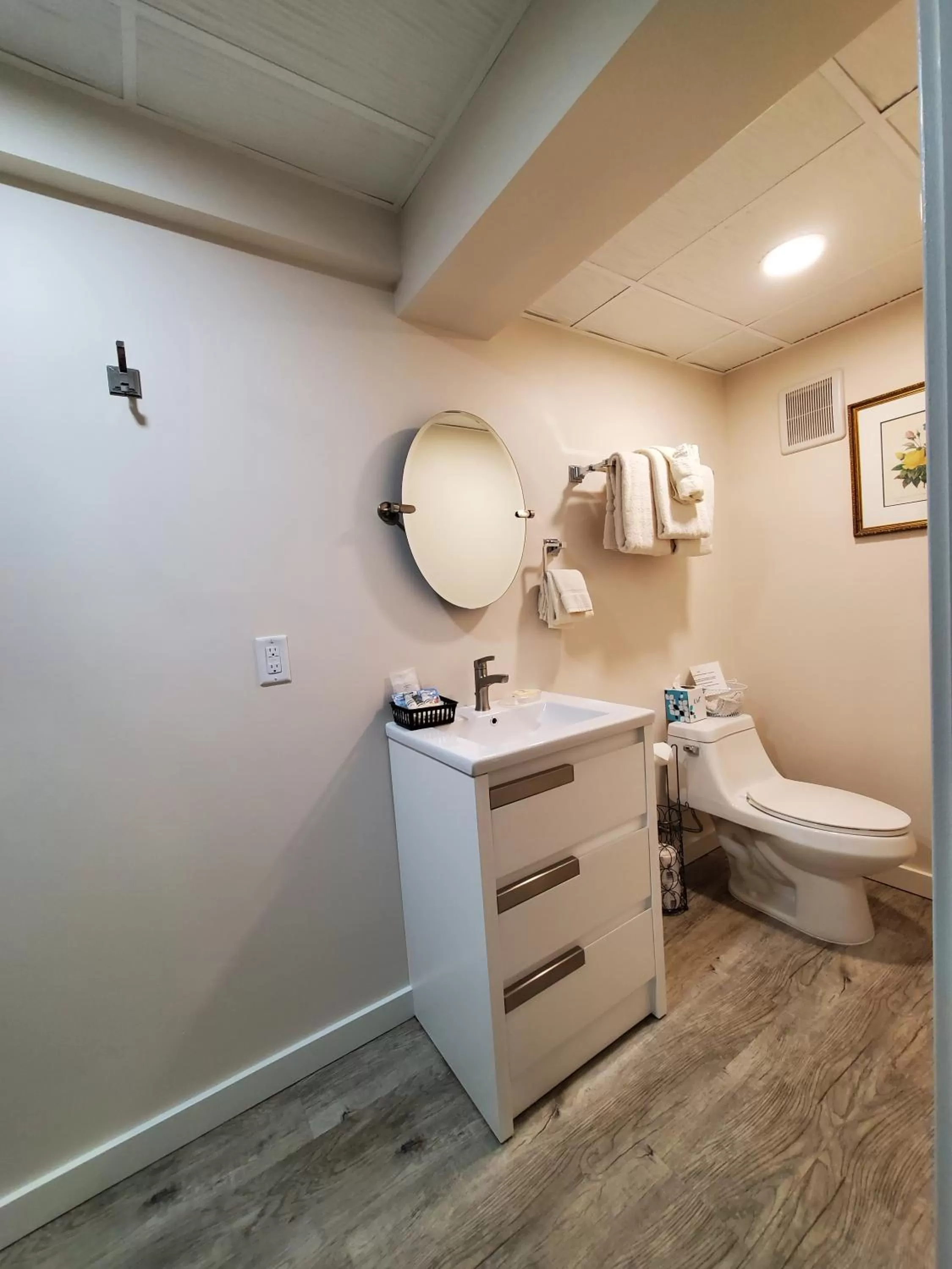 Shower, Bathroom in Lowell Inn