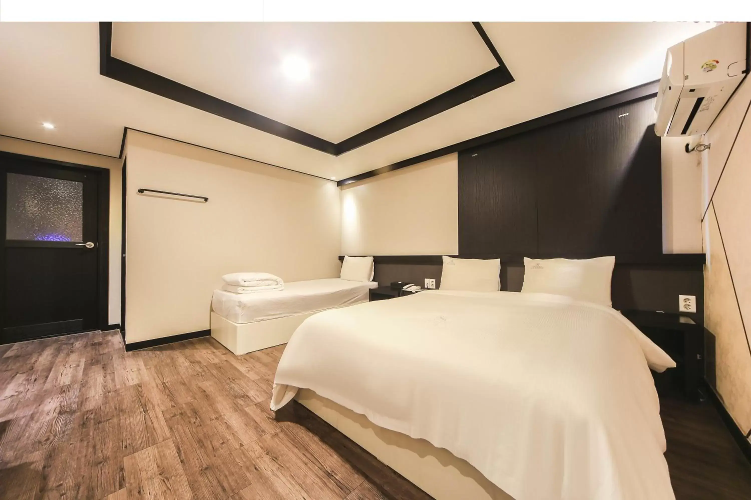 Bedroom, Bed in Elysee Hotel