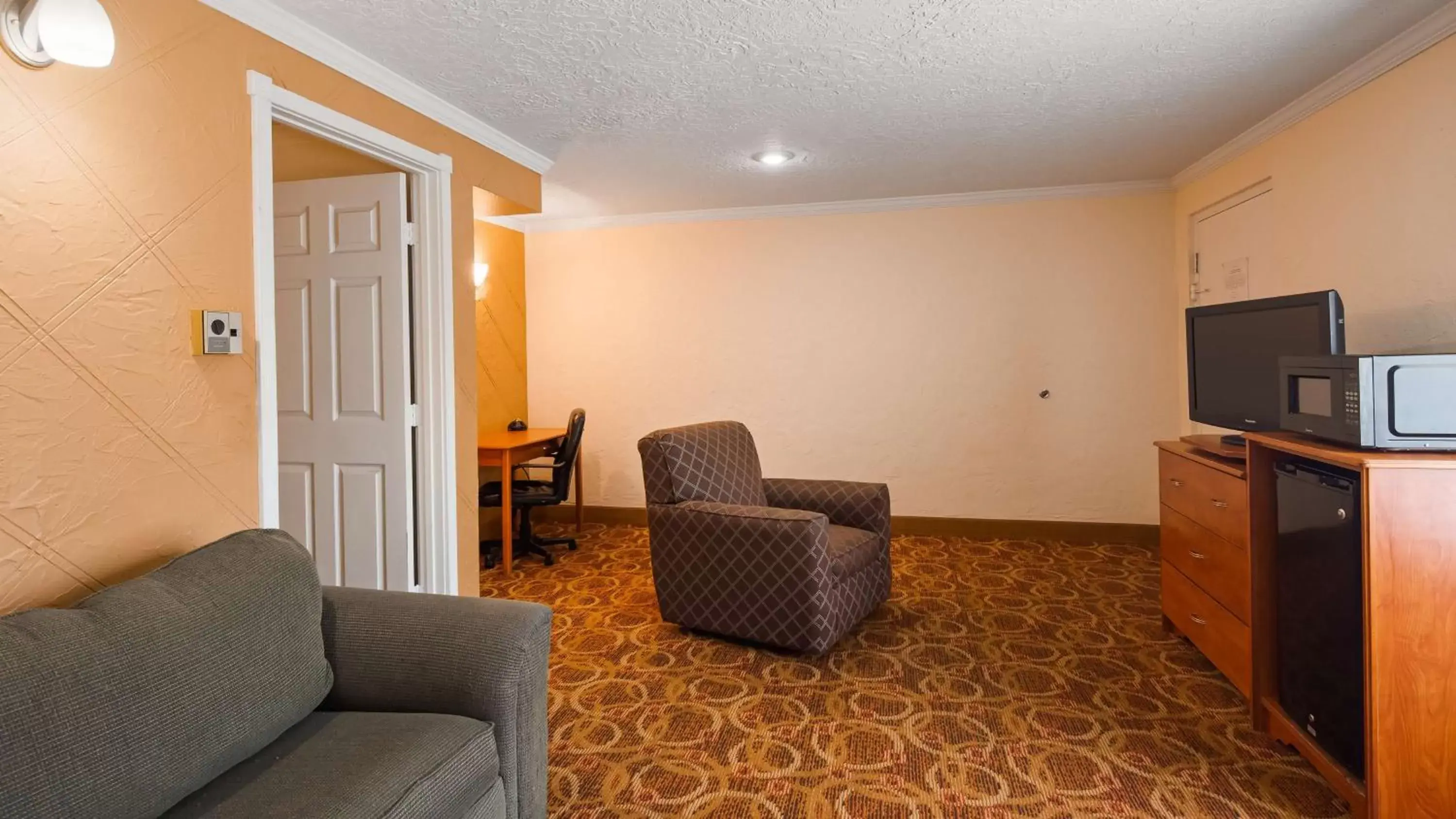 Photo of the whole room, Seating Area in Sturgis Lodge and Suites