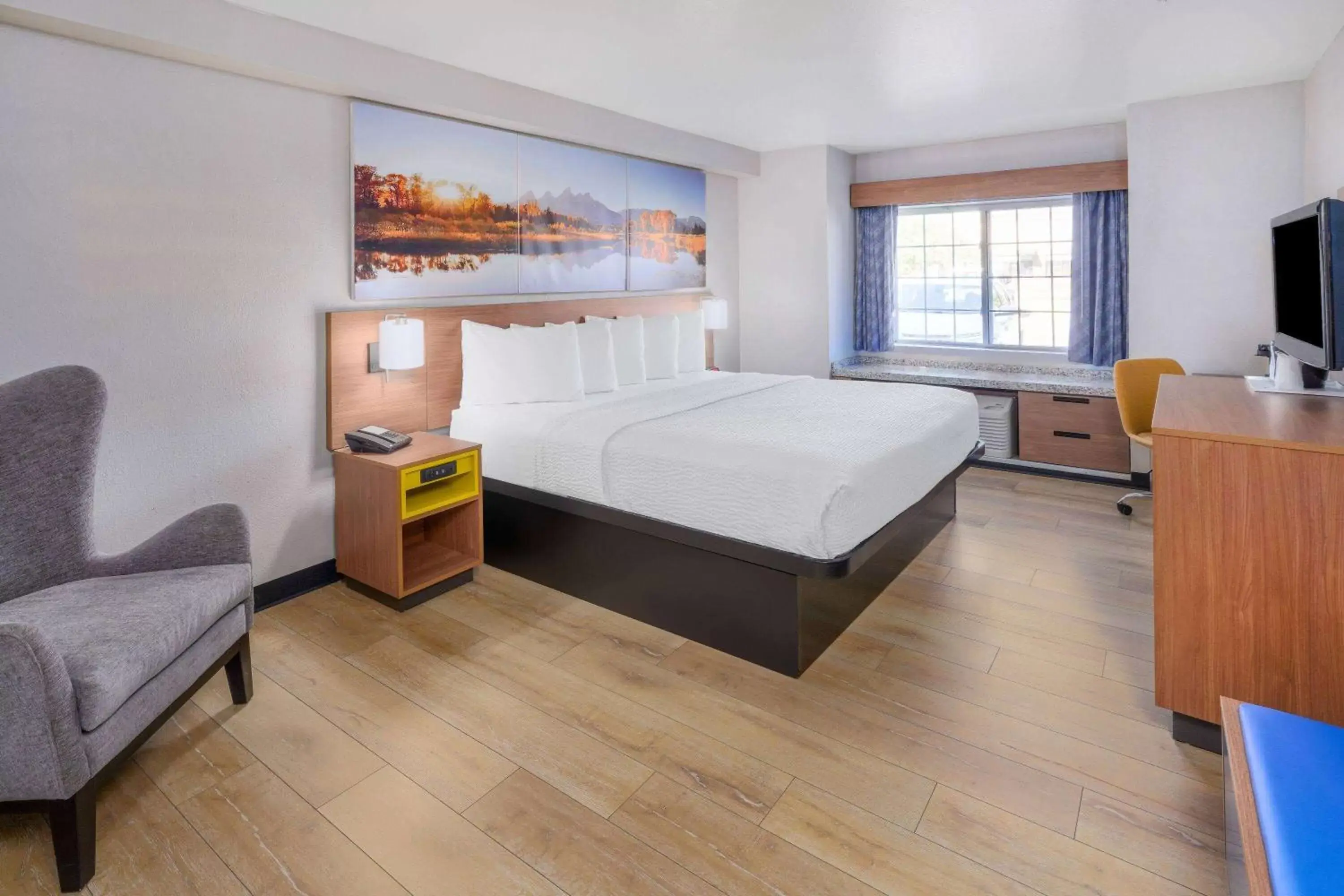 Photo of the whole room, Bed in Days Inn & Suites by Wyndham Greeley