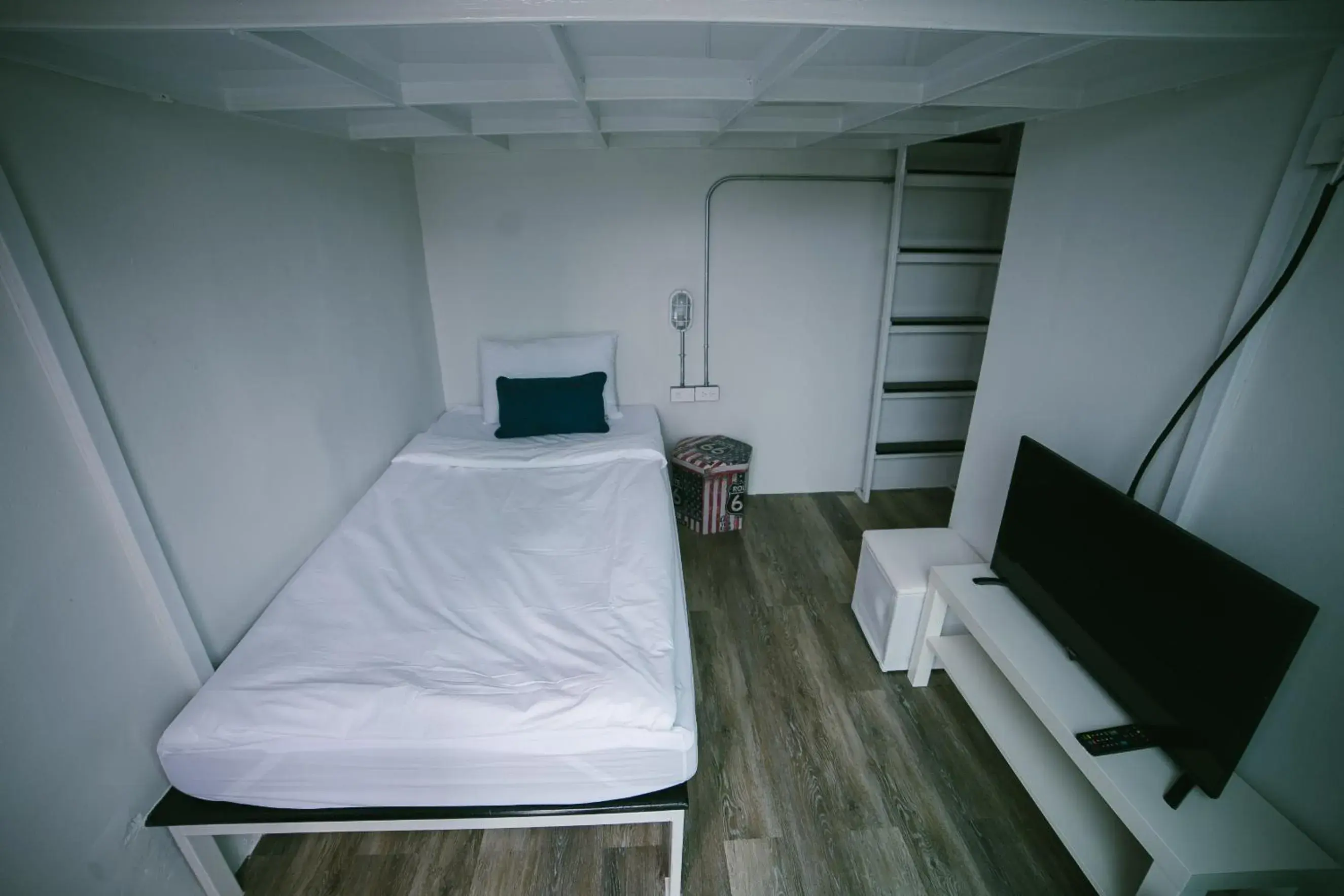 Bedroom, TV/Entertainment Center in Diff Hostel