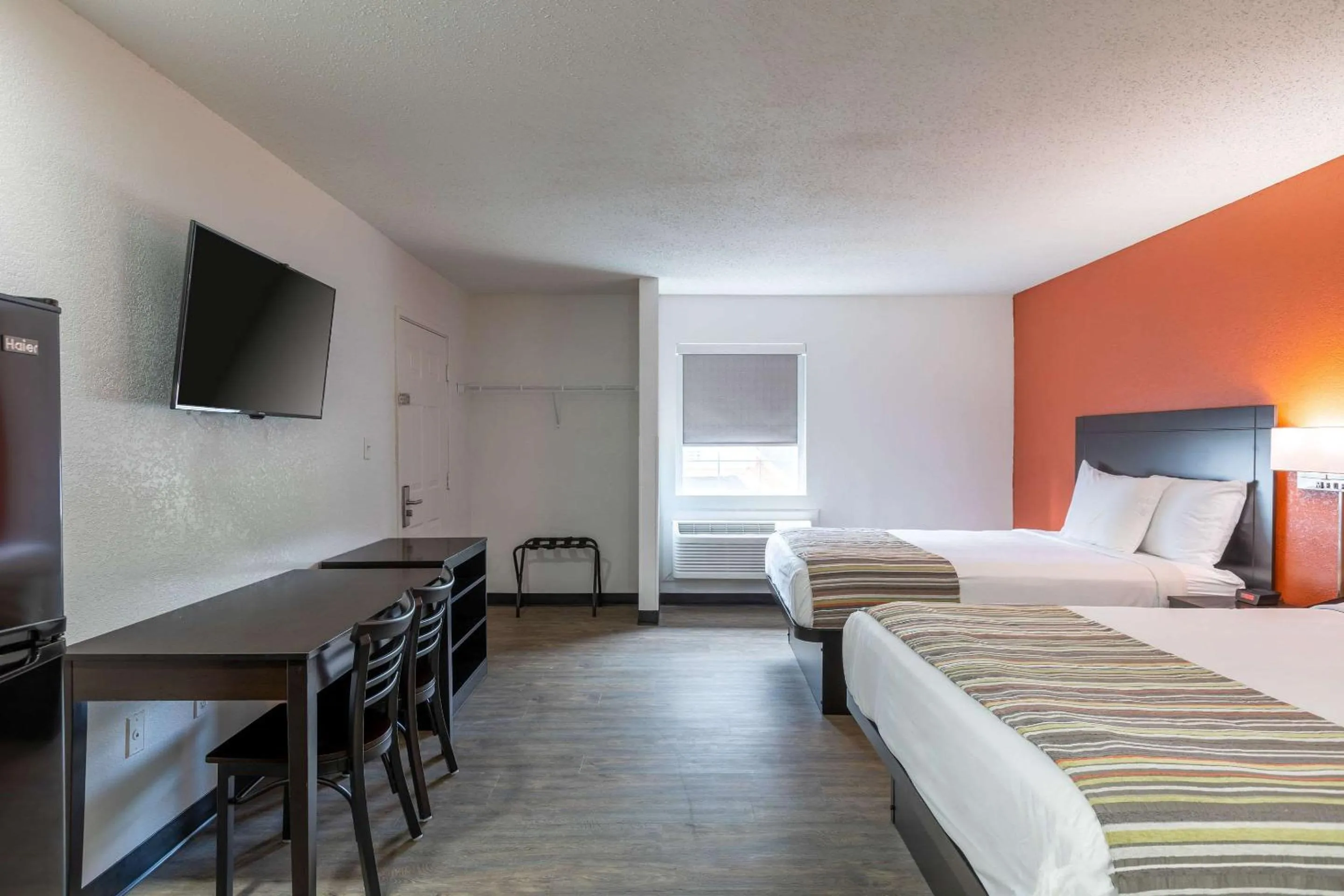 Bedroom, Bed in Suburban Studios Spartanburg - I-26