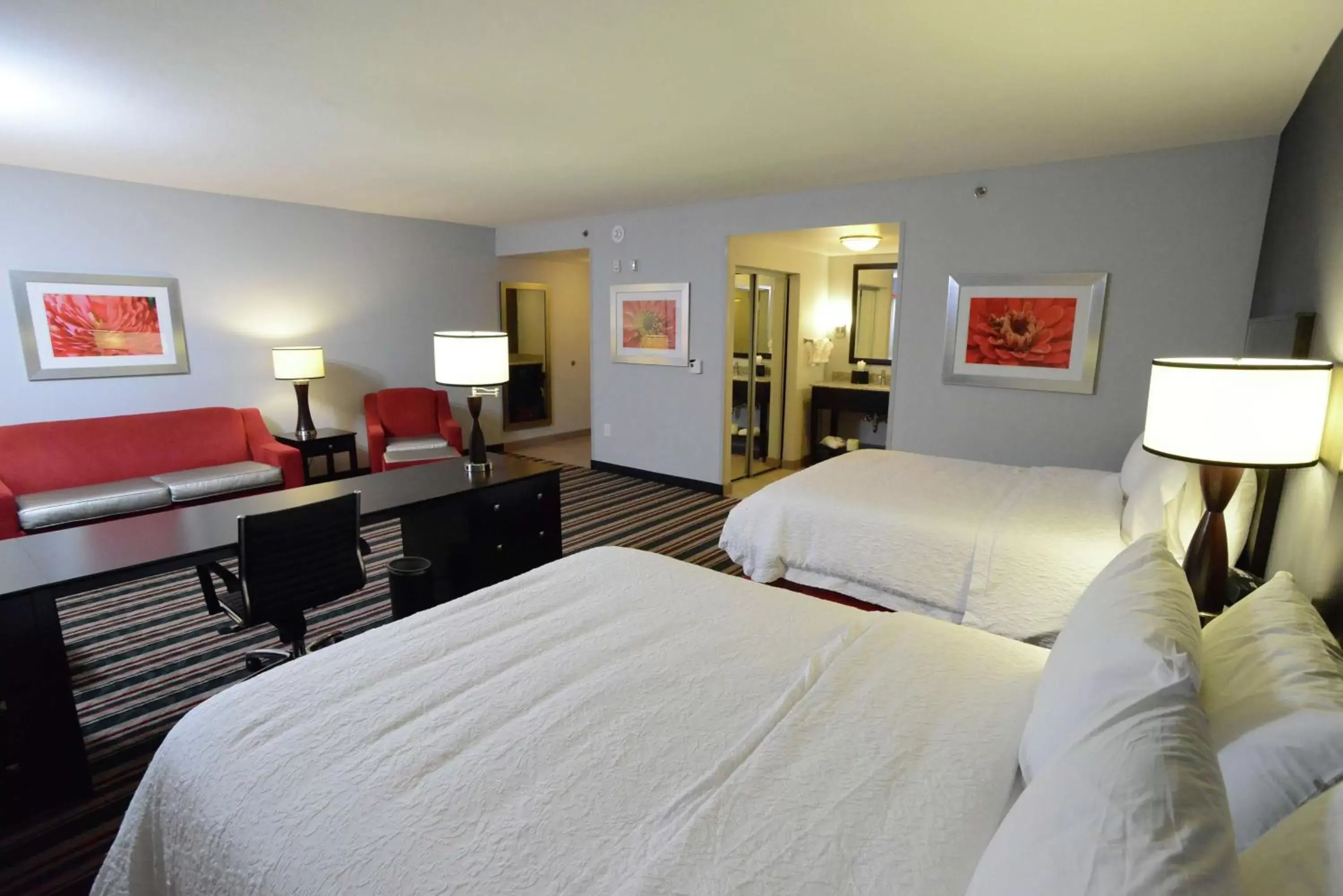 Bedroom, Bed in Hampton Inn & Suites Albany at Albany Mall