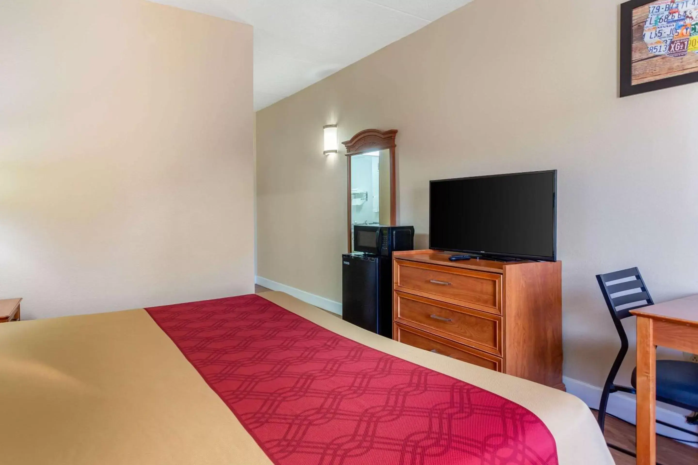 Photo of the whole room, TV/Entertainment Center in Econo Lodge Lookout Mountain