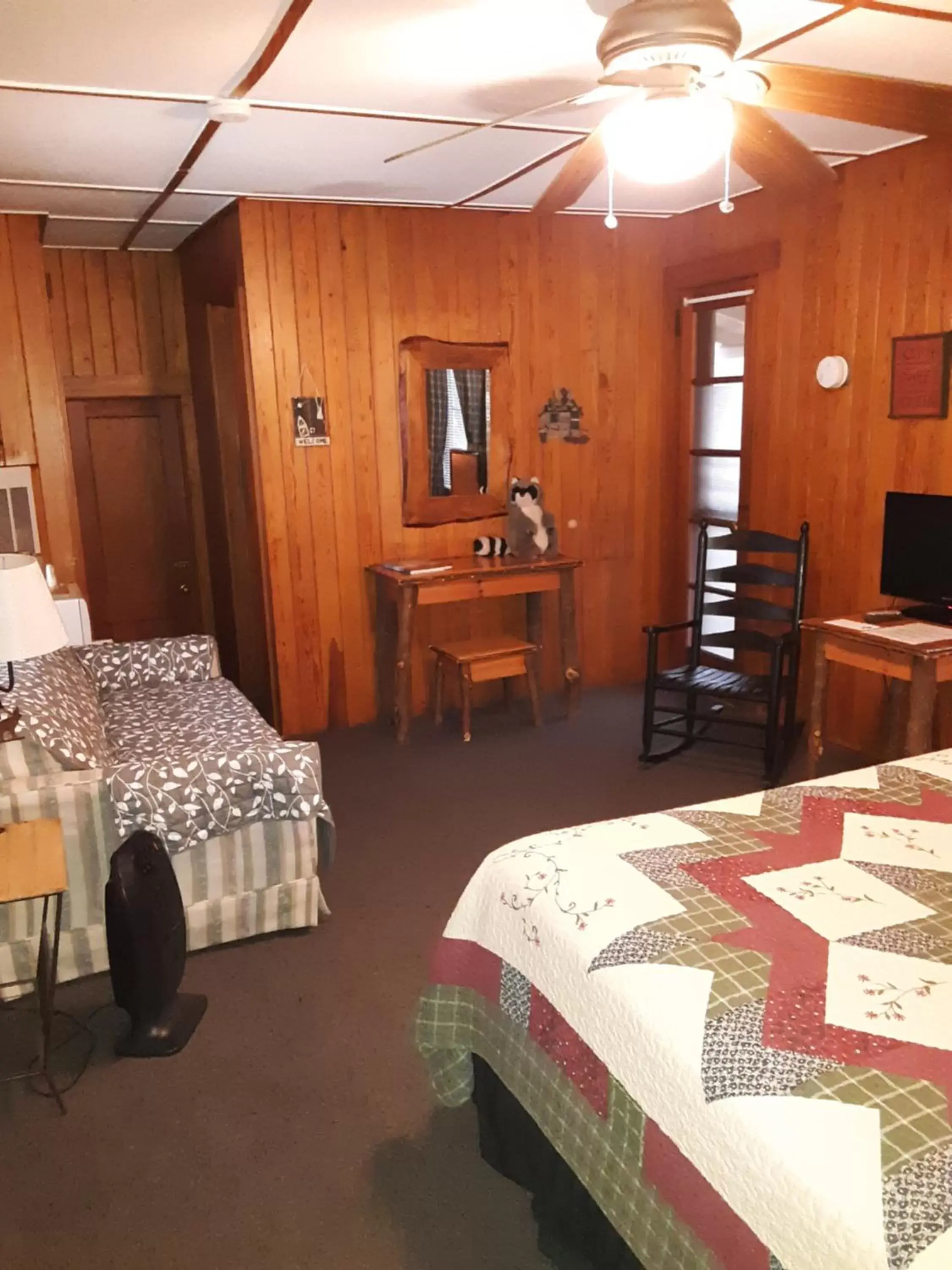 Bed in The Evening Shade River Lodge and Cabins