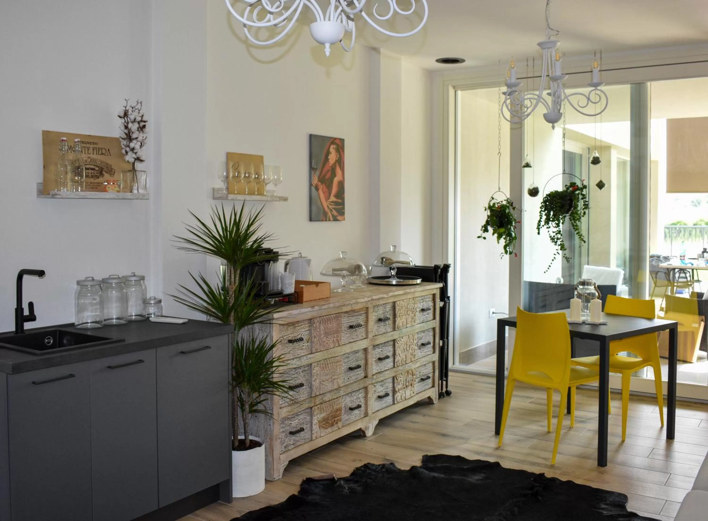 Communal lounge/ TV room, Kitchen/Kitchenette in Bed and Breakfast Le Giale