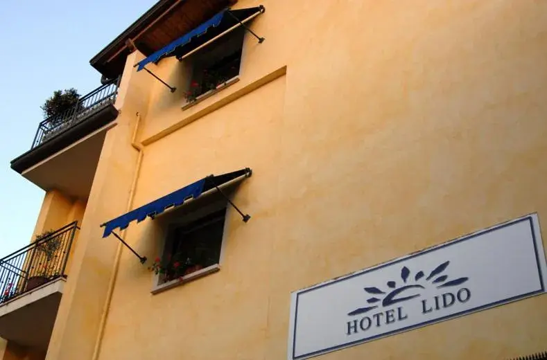 Facade/entrance, TV/Entertainment Center in Hotel Lido