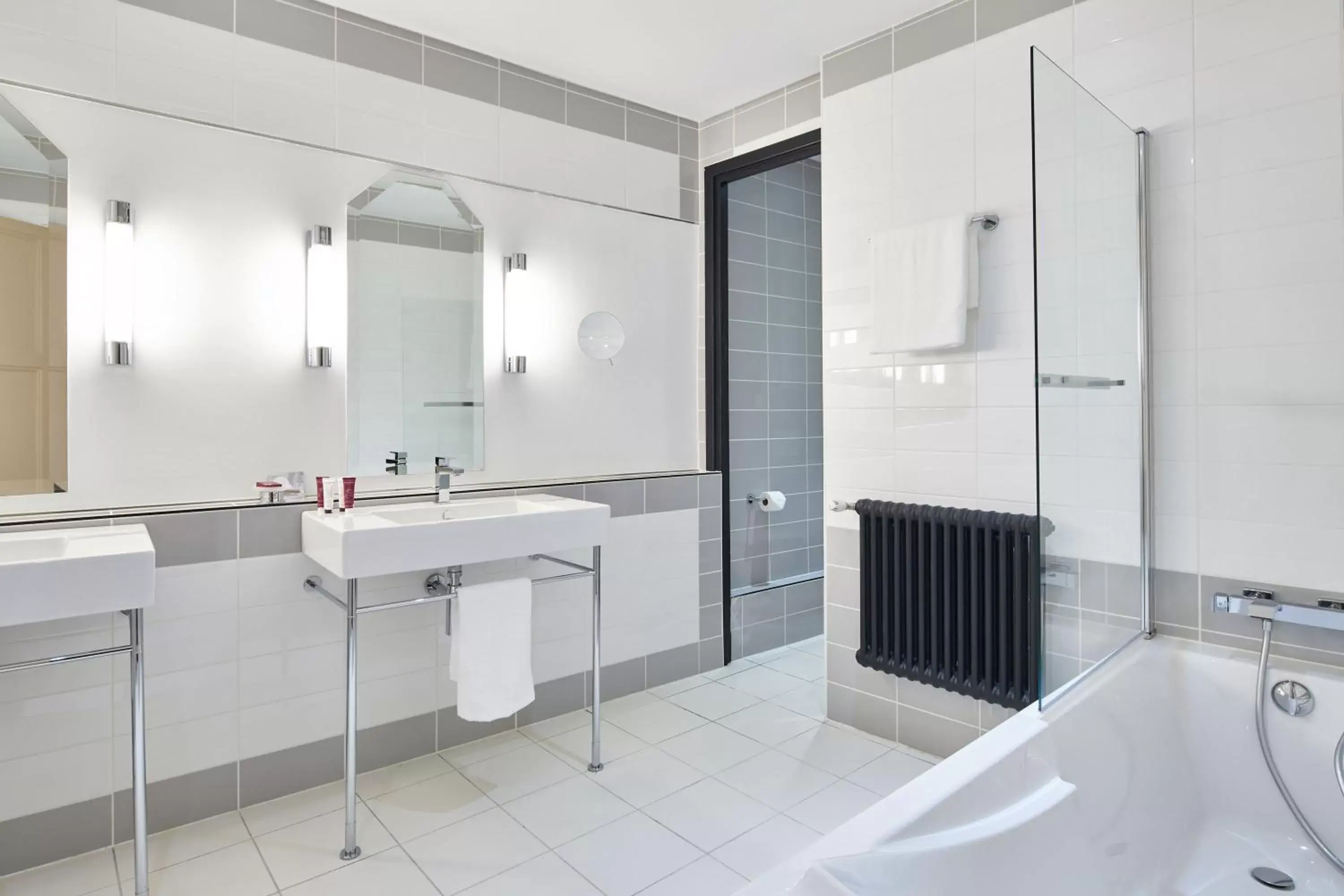 Bathroom in Hotel & Spa Vacances Bleues Le Splendid