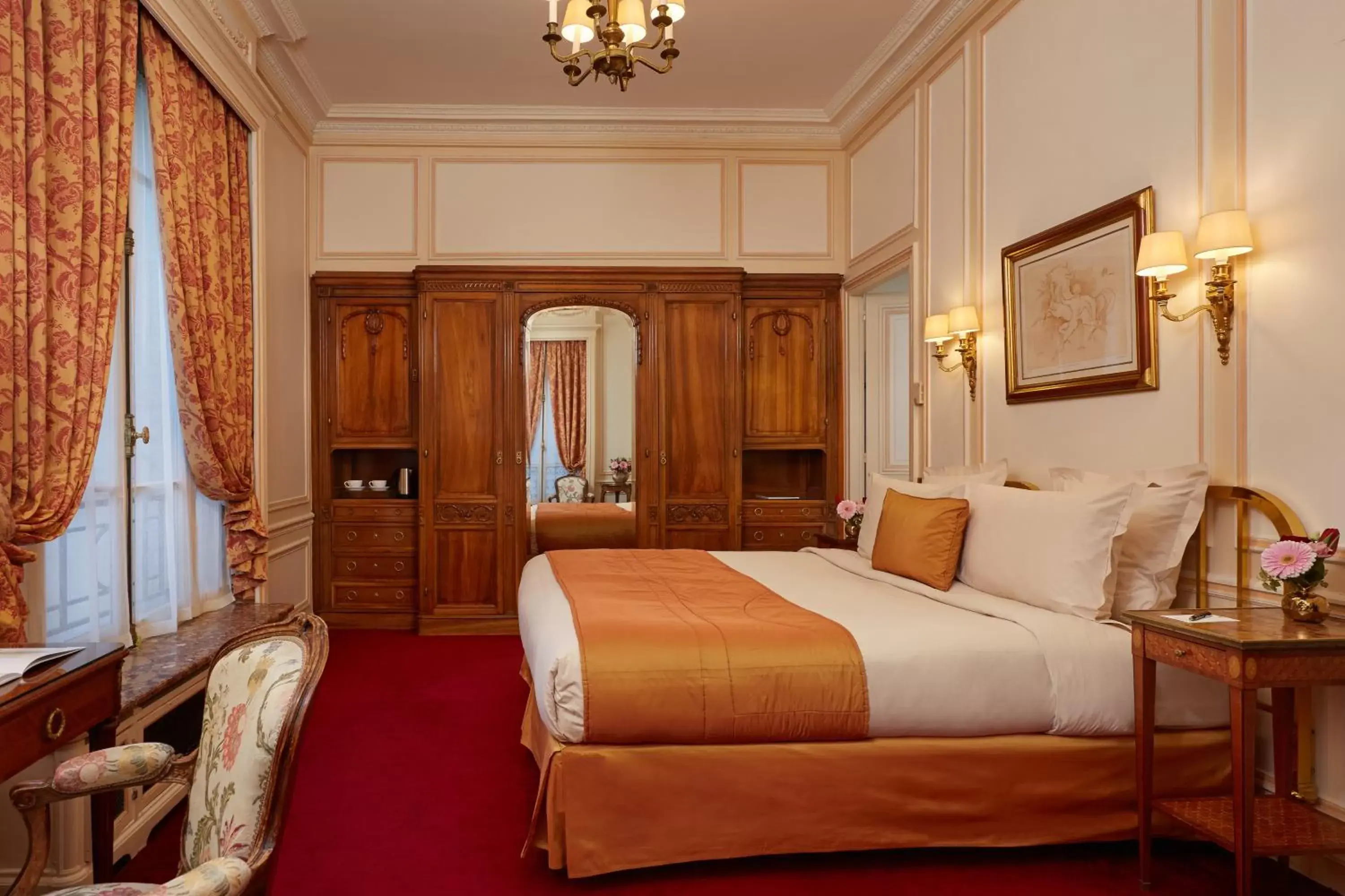 Photo of the whole room, Bed in Hôtel Raphael
