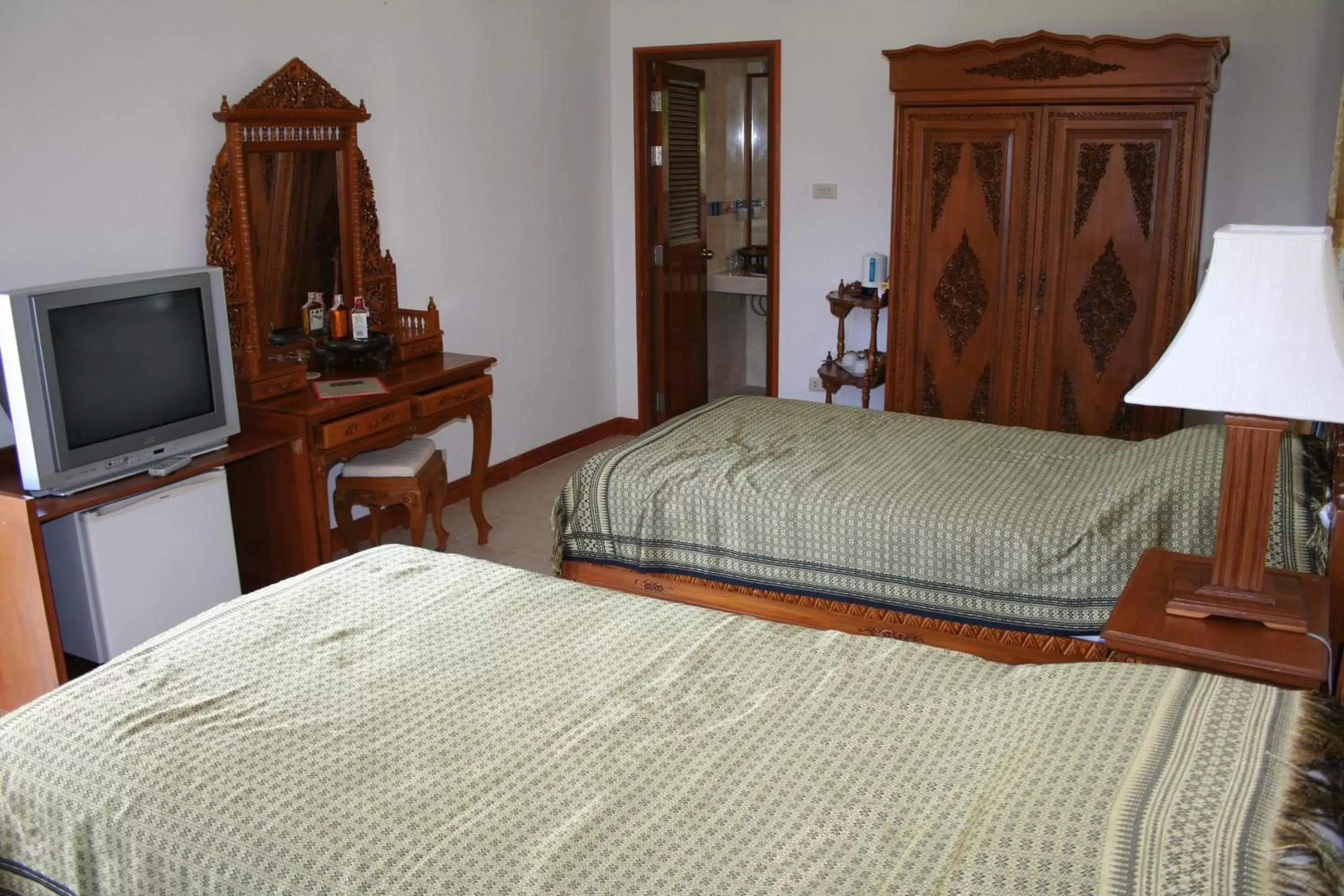 Photo of the whole room, Bed in Long Beach Inn