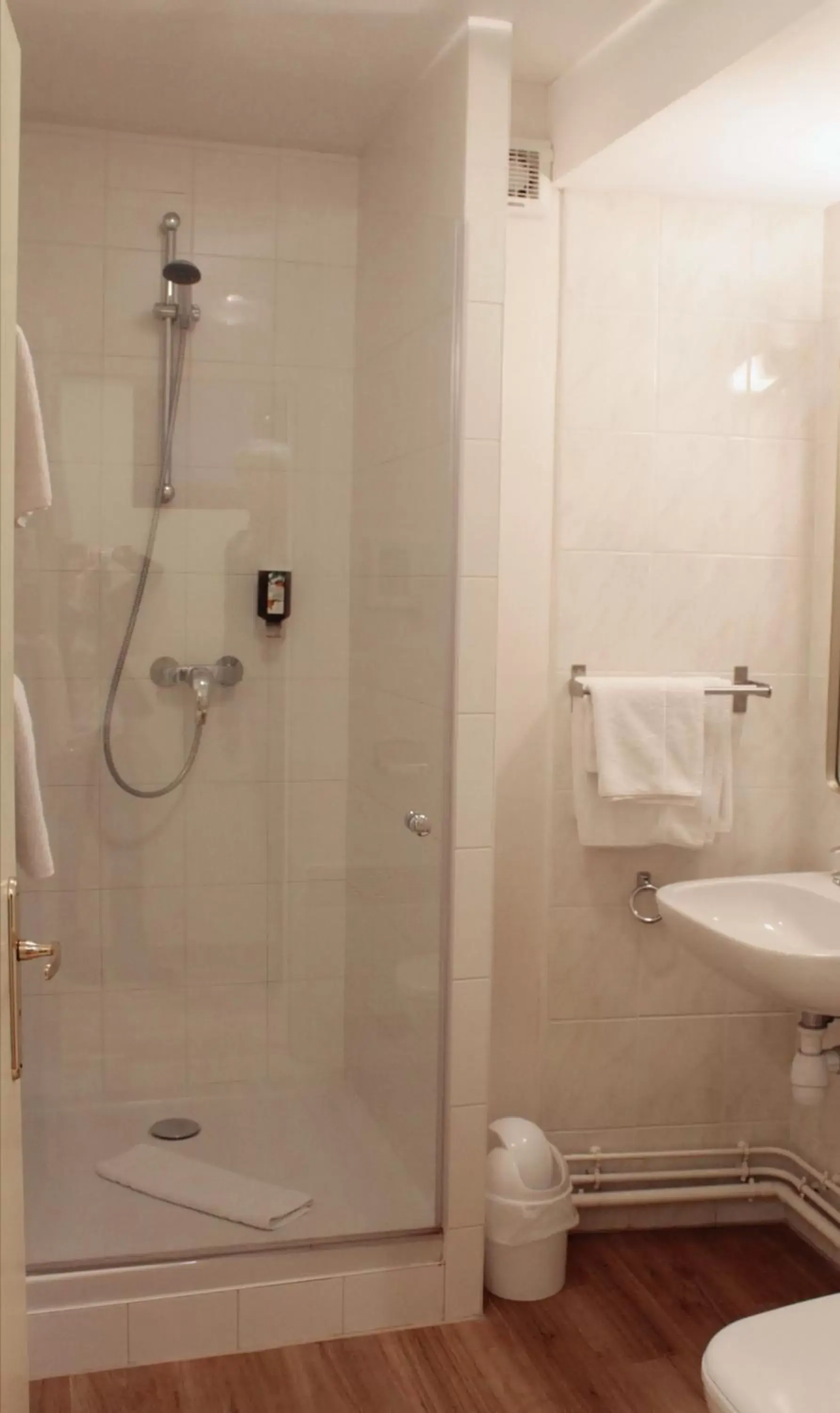 Bathroom in Le Gouverneur Hotel
