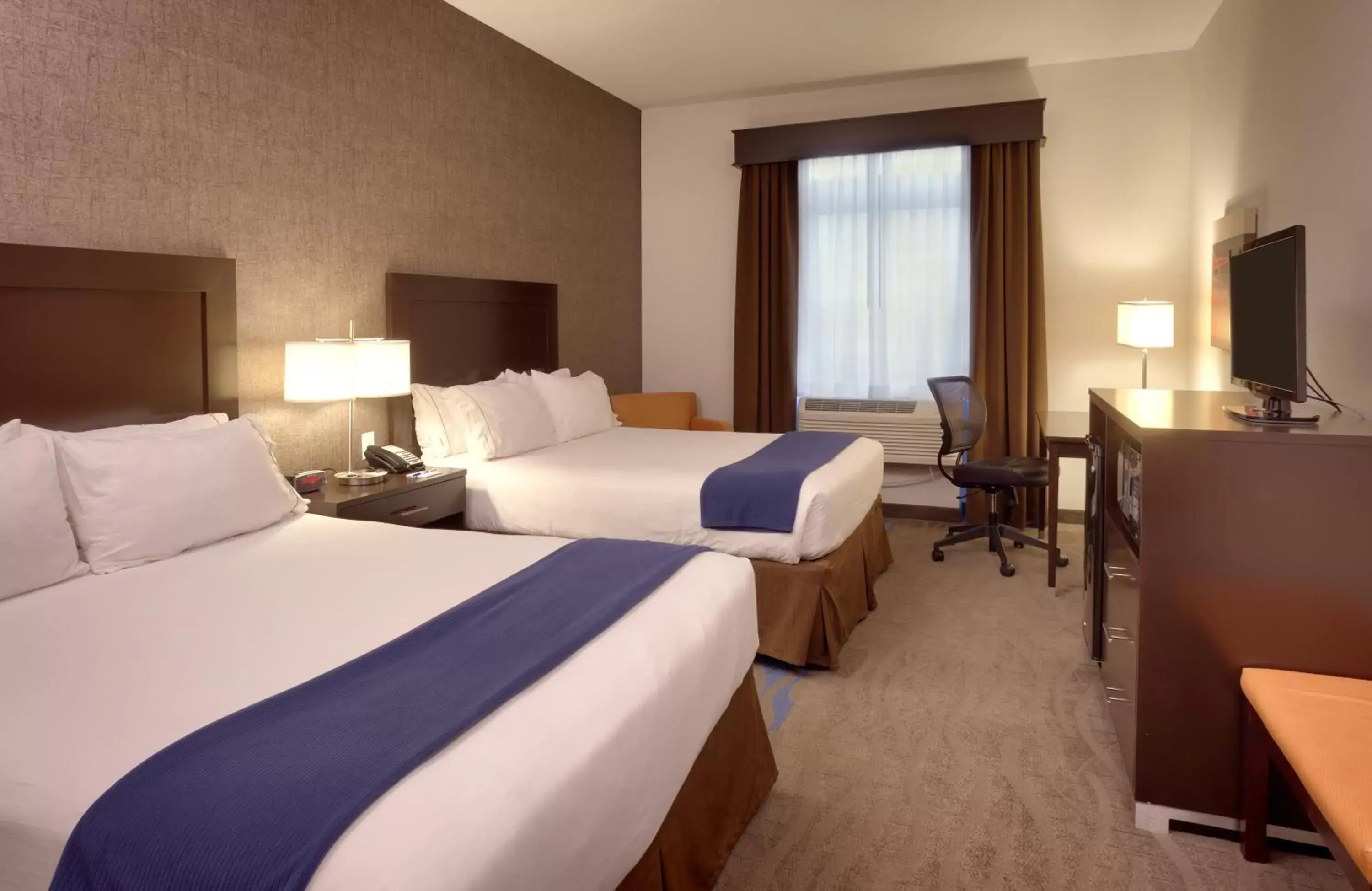 Photo of the whole room, Bed in Holiday Inn Express & Suites Overland Park, an IHG Hotel