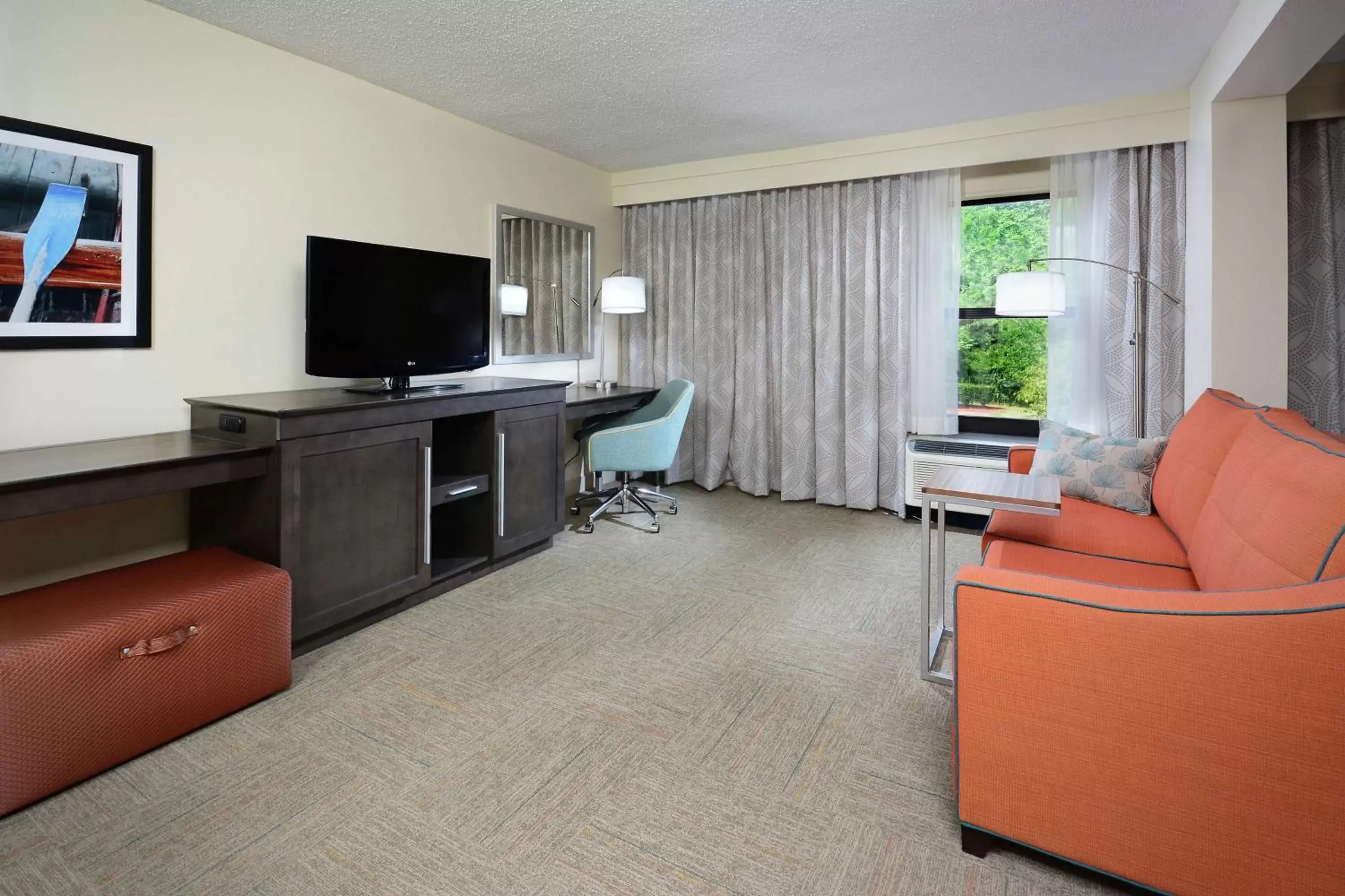 Bedroom, TV/Entertainment Center in Hampton Inn Martinsville