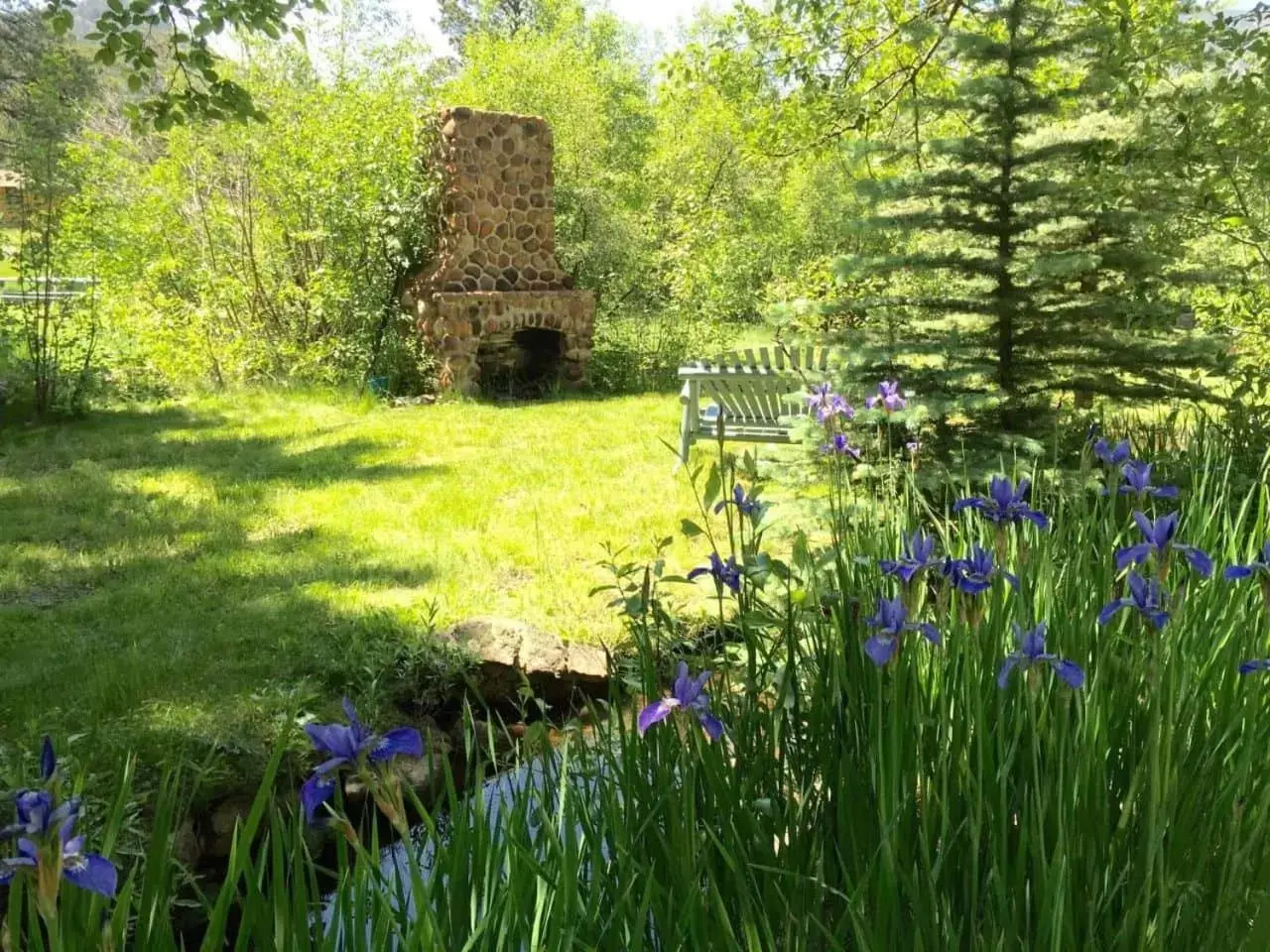 Garden in Romantic RiverSong Inn