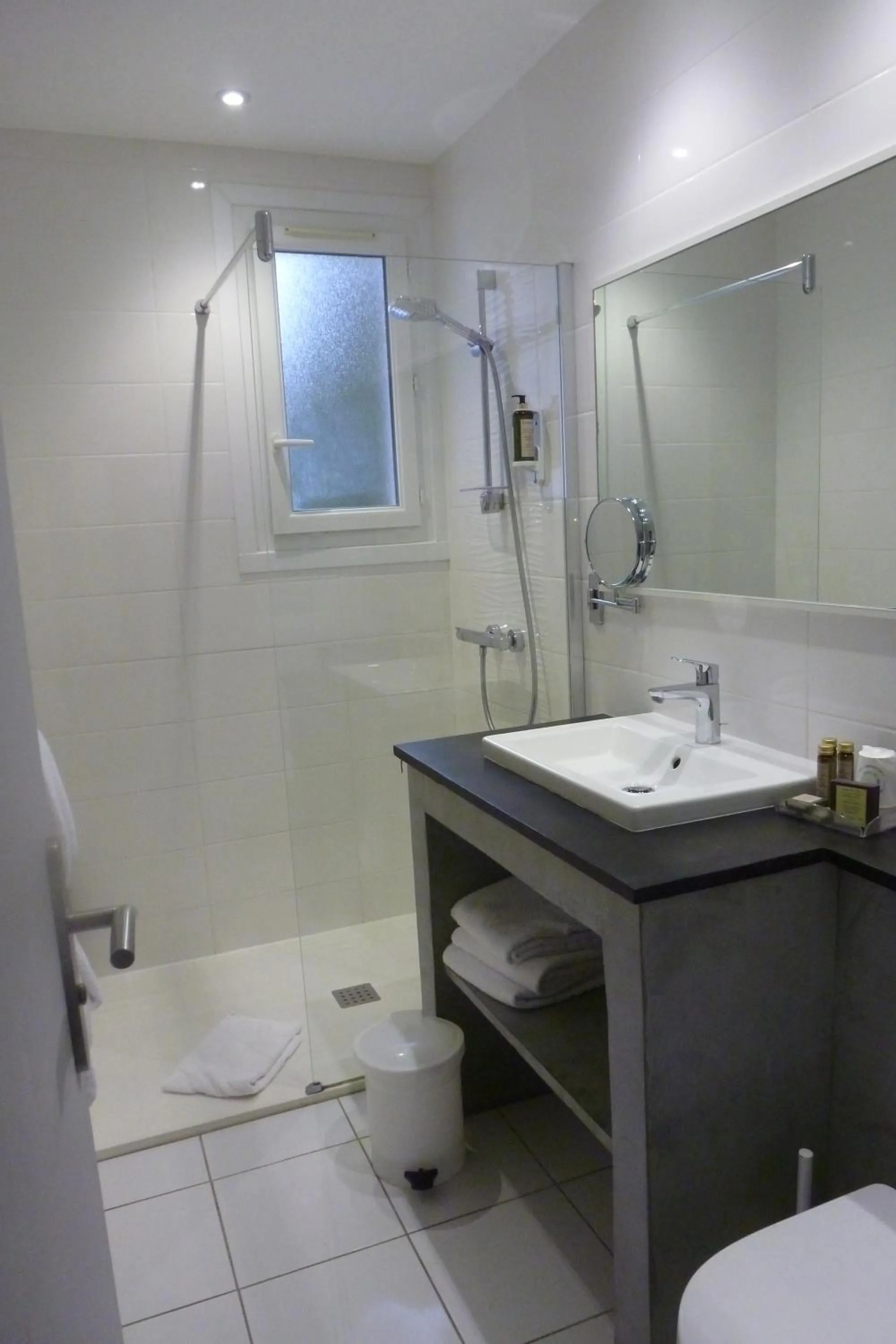 Shower in Family Golf Hotel