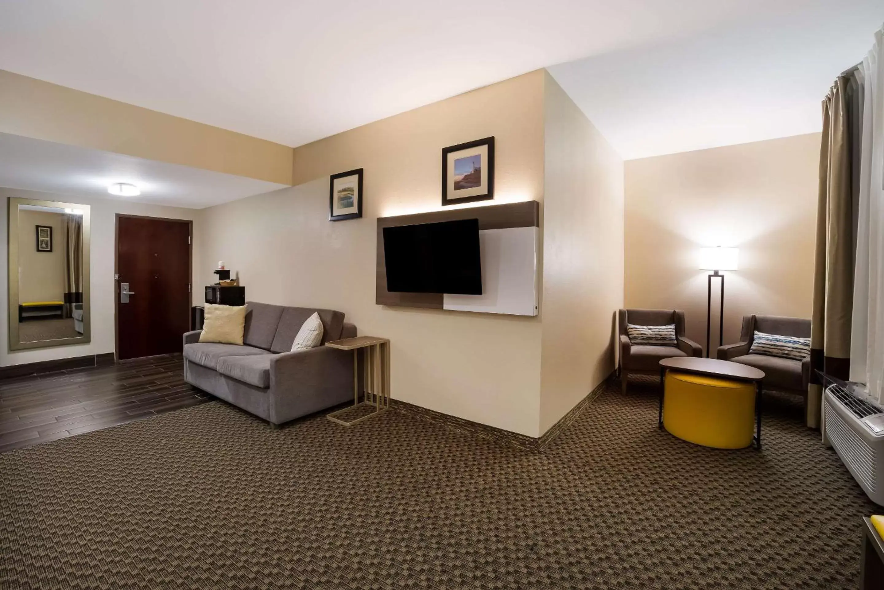 Bedroom, Seating Area in Comfort Inn & Suites Midway - Tallahassee West