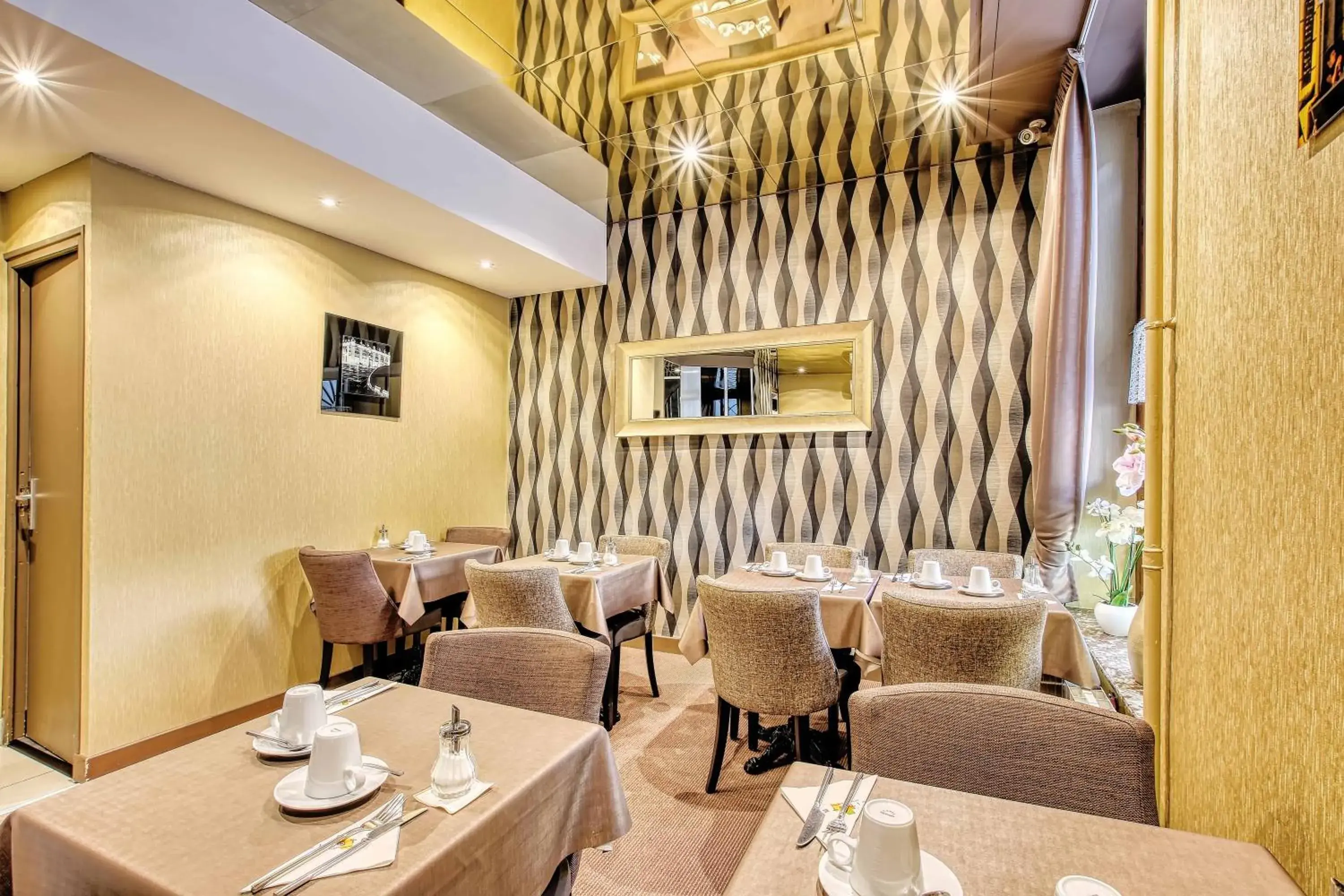 Buffet breakfast, Restaurant/Places to Eat in Cit'Hotel La Résidence