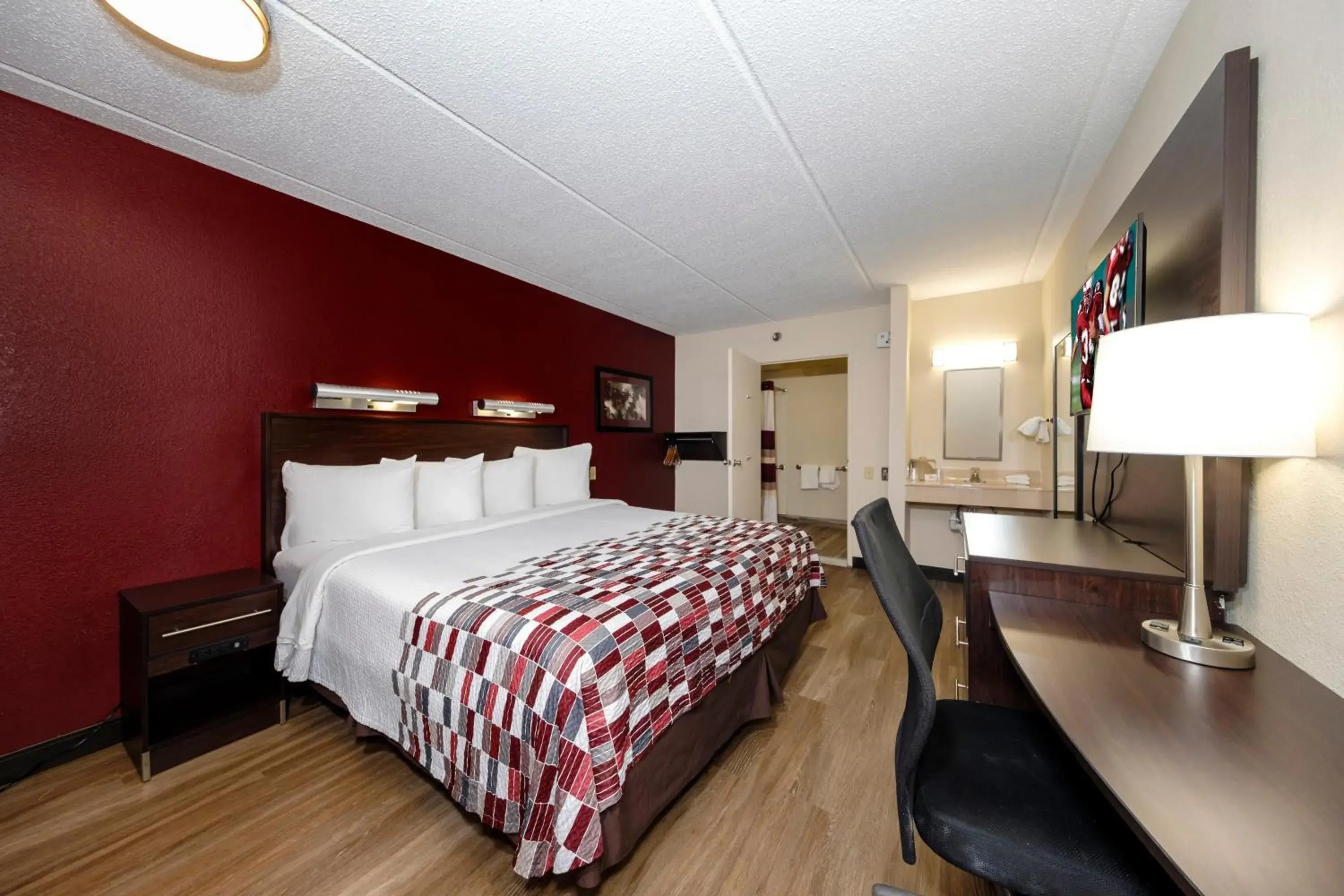 Photo of the whole room, Bed in Red Roof Inn Tampa - Brandon